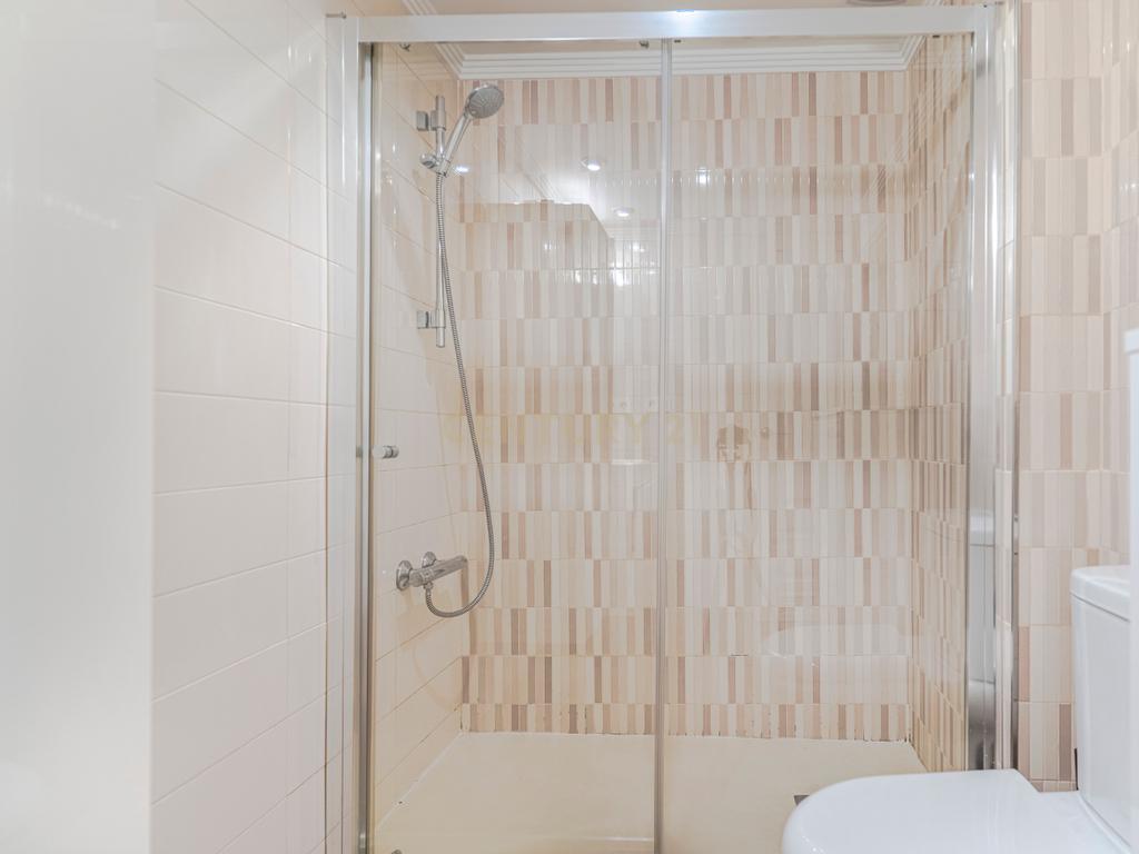 Apartamento Renovado em Granada com Garagem e Segurança - Image 18