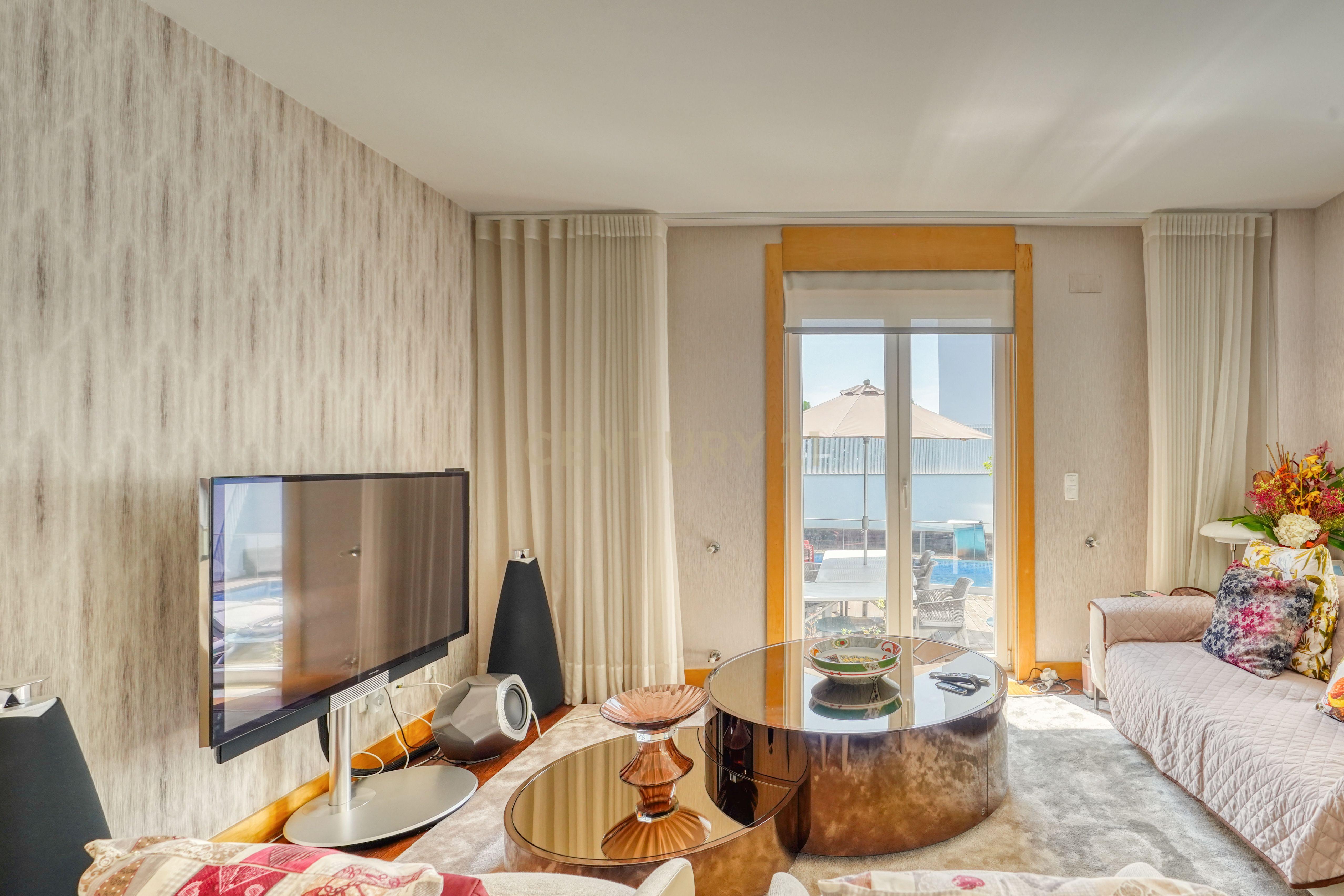 Moradia T4, a 5 minutos de distância da praia, com piscina, terraço e garagem privada localizada no Jardins da Parede - Image 8
