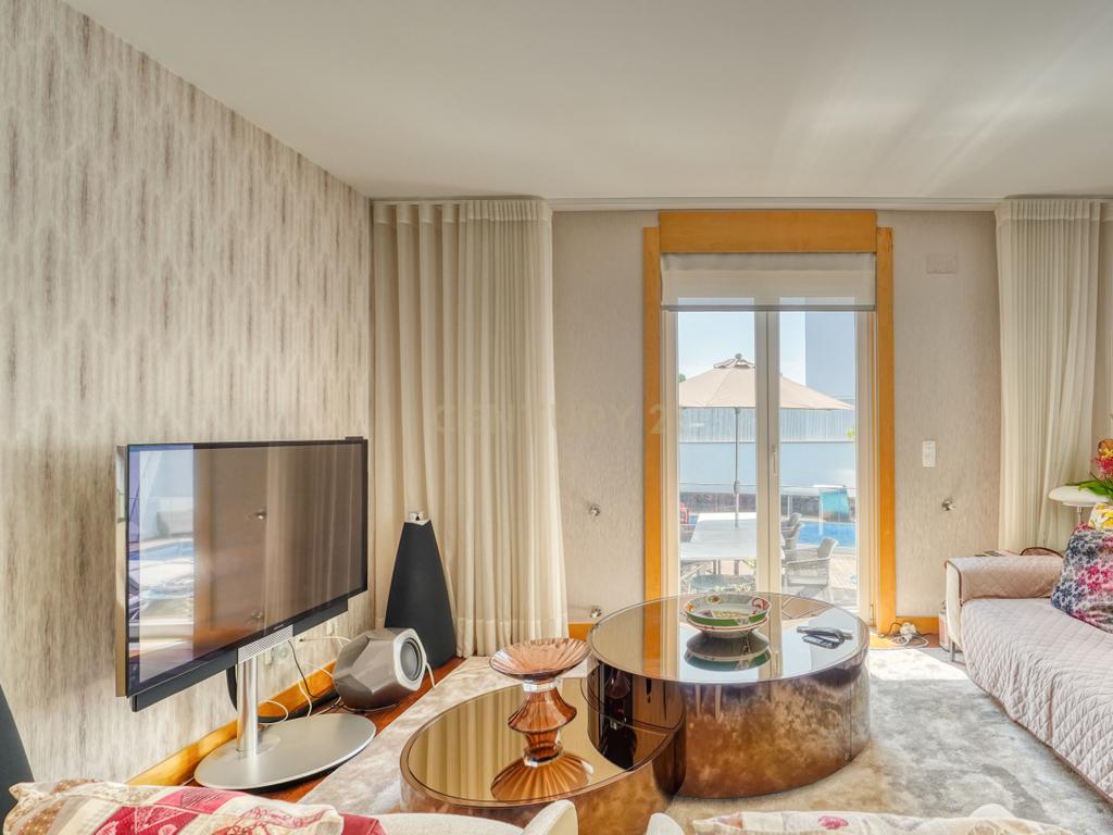 Moradia T4, a 5 minutos de distância da praia, com piscina, terraço e garagem privada  localizada no Jardins da Parede - Image 8