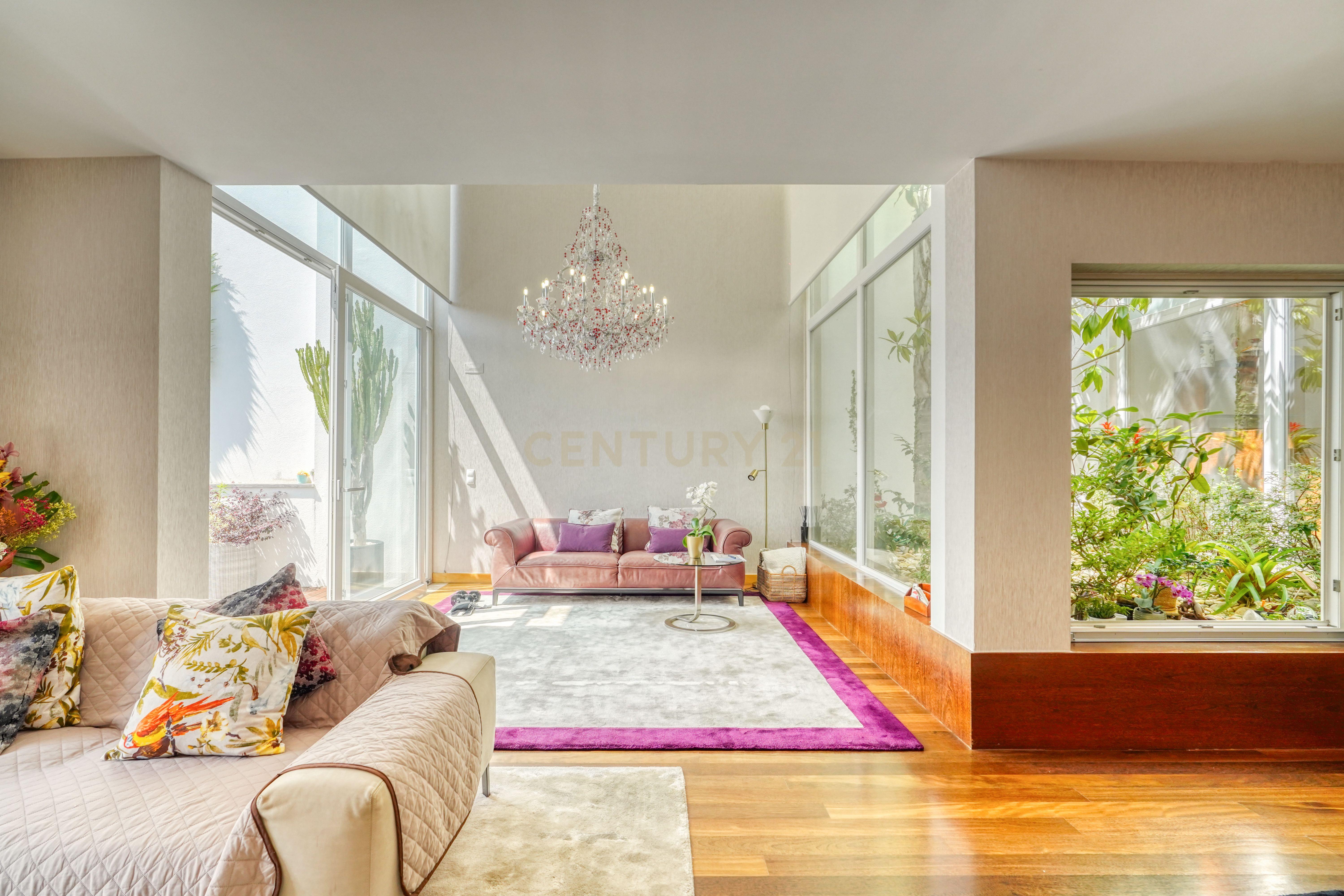 Moradia T4, a 5 minutos de distância da praia, com piscina, terraço e garagem privada localizada no Jardins da Parede - Image 4