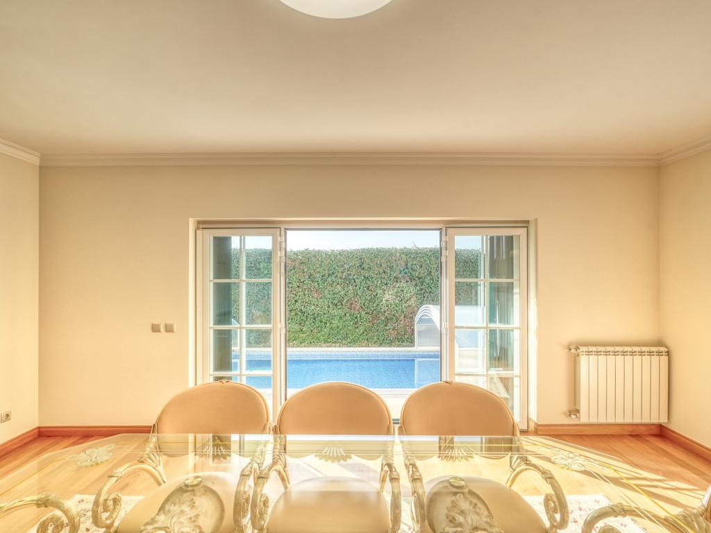 Moradia isolada na Areia , com 627 m2 de área total, piscina e jardim. - Image 2