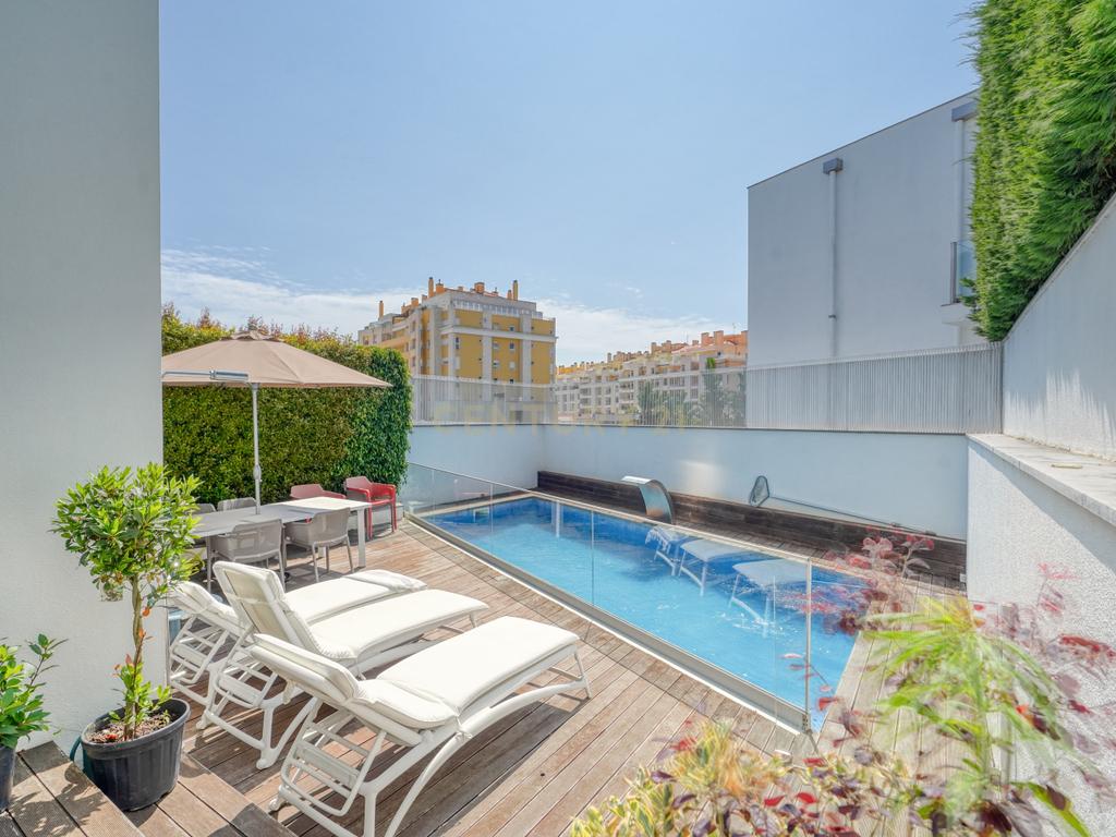 Arrendamento de moradia de charme nos Jardins da Parede com garagem, piscina e terraço - Image 3