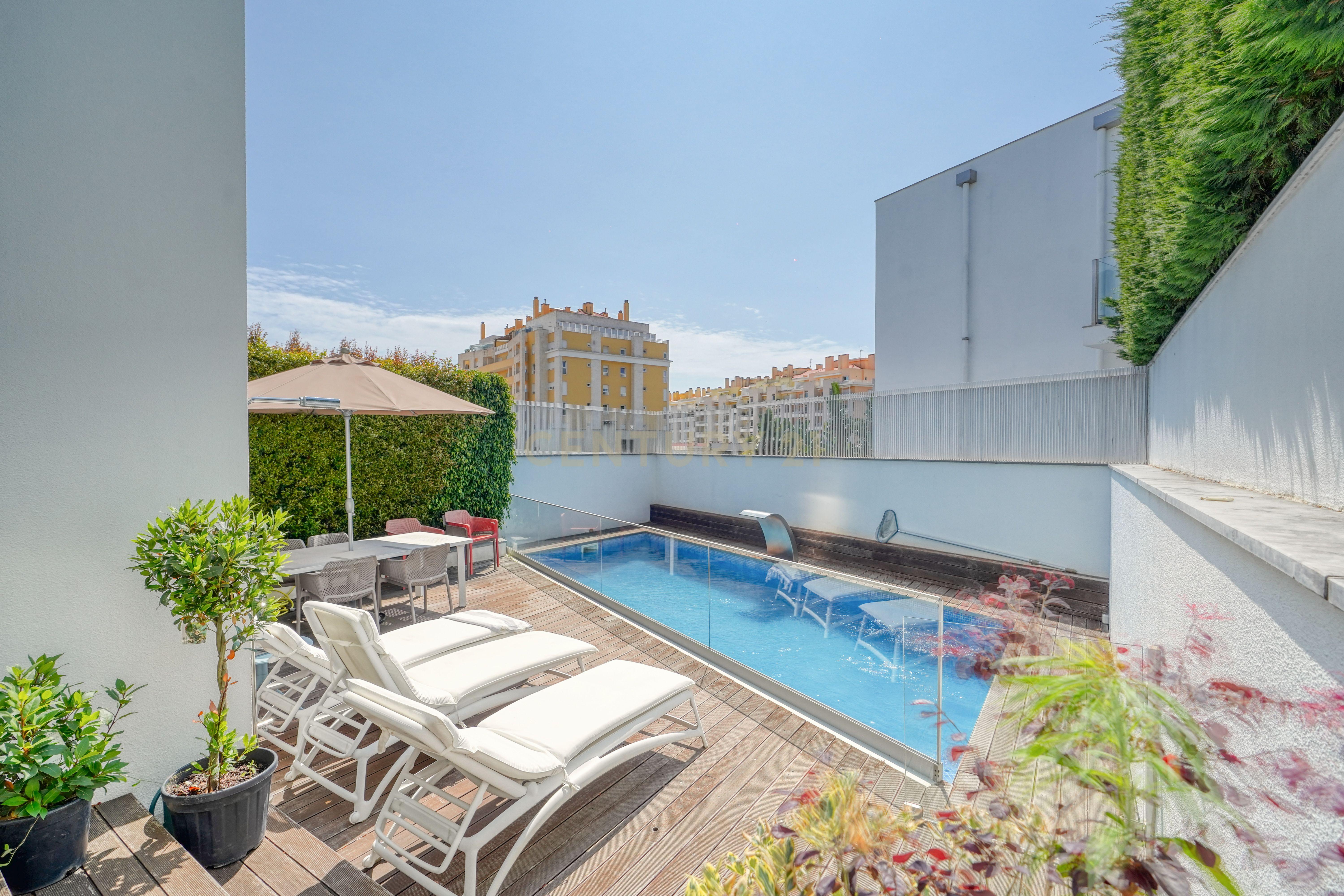 Moradia T4, a 5 minutos de distância da praia, com piscina, terraço e garagem privada localizada no Jardins da Parede - Image 3