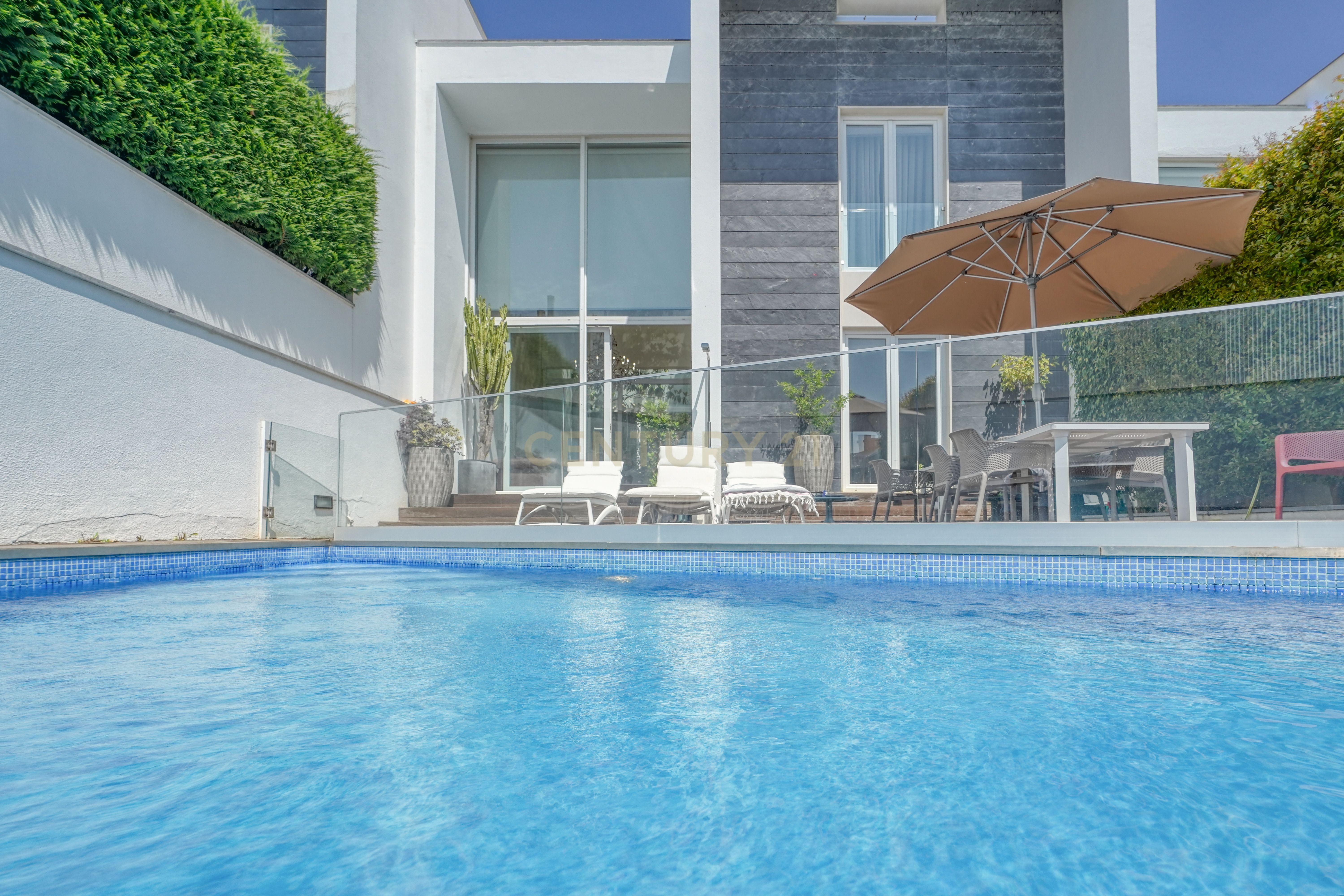 Moradia T4, a 5 minutos de distância da praia, com piscina, terraço e garagem privada localizada no Jardins da Parede - Image 2