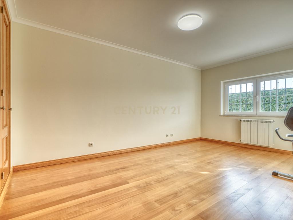 Moradia isolada na Areia , com 627 m2 de área total, piscina e jardim. - Image 17