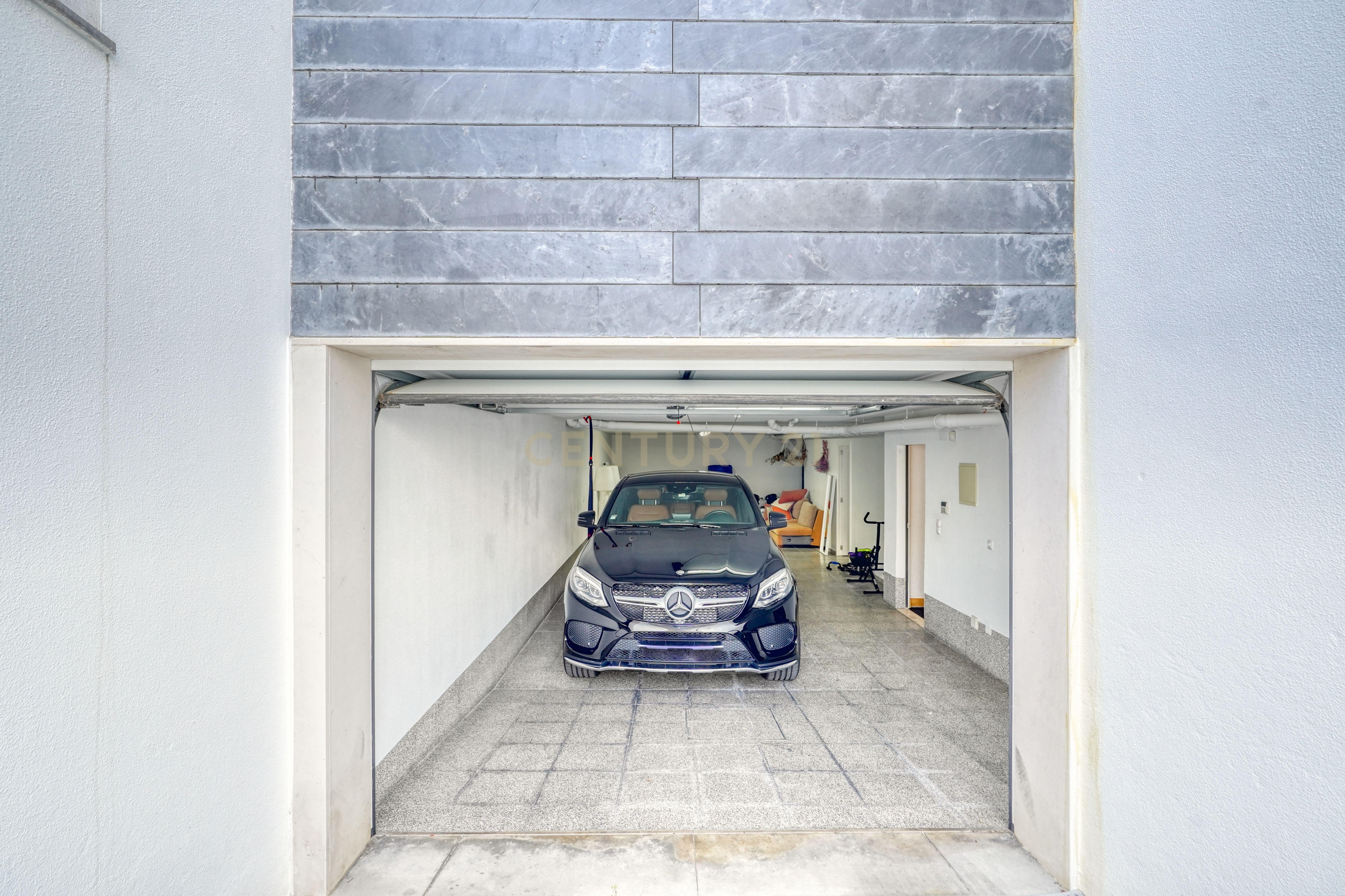Moradia T4, a 5 minutos de distância da praia, com piscina, terraço e garagem privada localizada no Jardins da Parede - Image 29