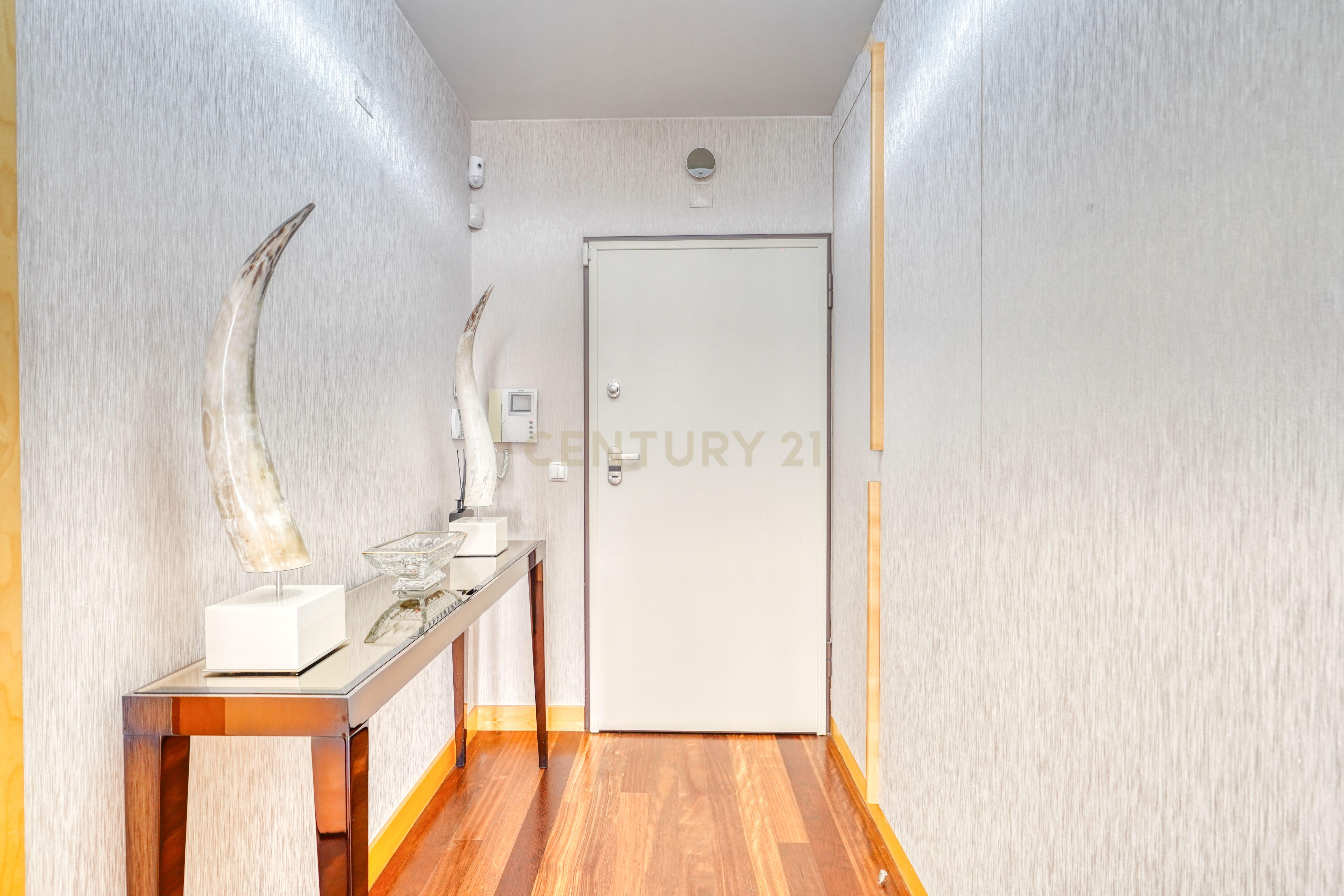 Moradia T4, a 5 minutos de distância da praia, com piscina, terraço e garagem privada localizada no Jardins da Parede - Image 14