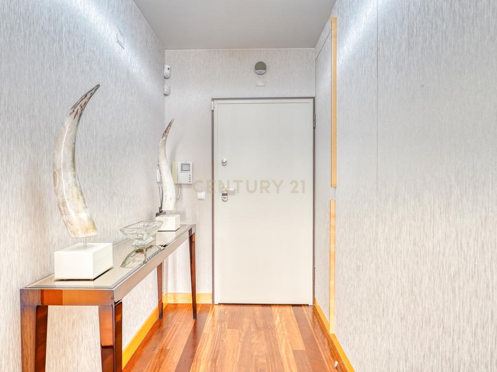 Moradia T4, a 5 minutos de distância da praia, com piscina, terraço e garagem privada  localizada no Jardins da Parede - Image 14