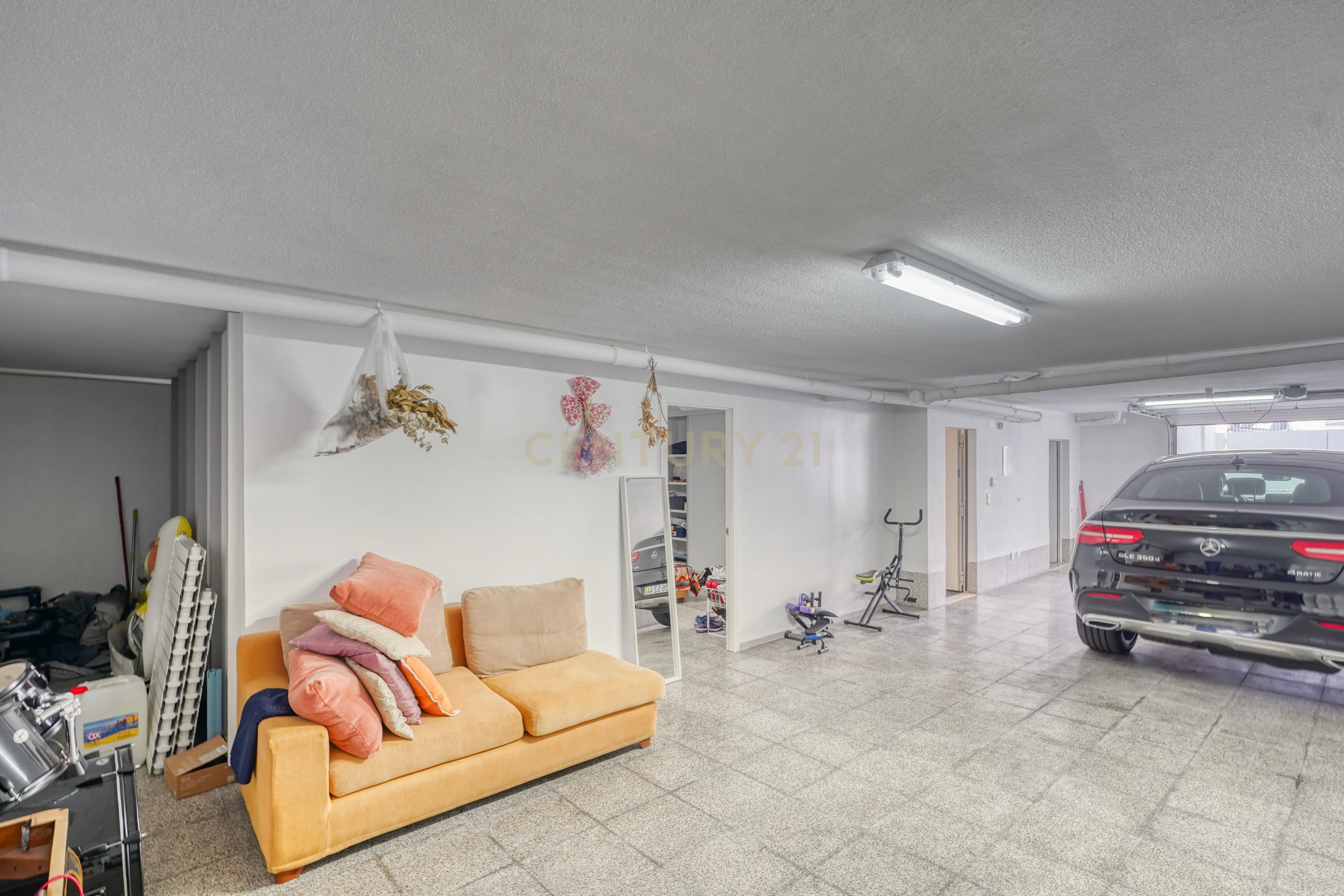 Moradia T4, a 5 minutos de distância da praia, com piscina, terraço e garagem privada localizada no Jardins da Parede - Image 30