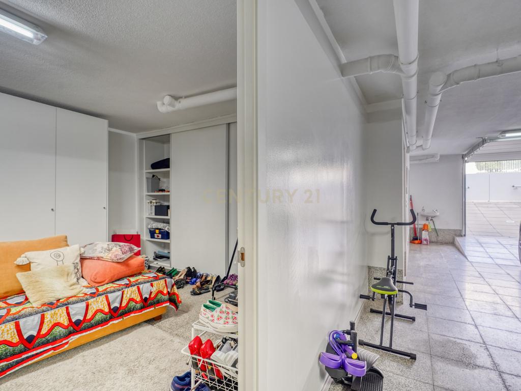 Moradia T4, a 5 minutos de distância da praia, com piscina, terraço e garagem privada  localizada no Jardins da Parede - Image 31