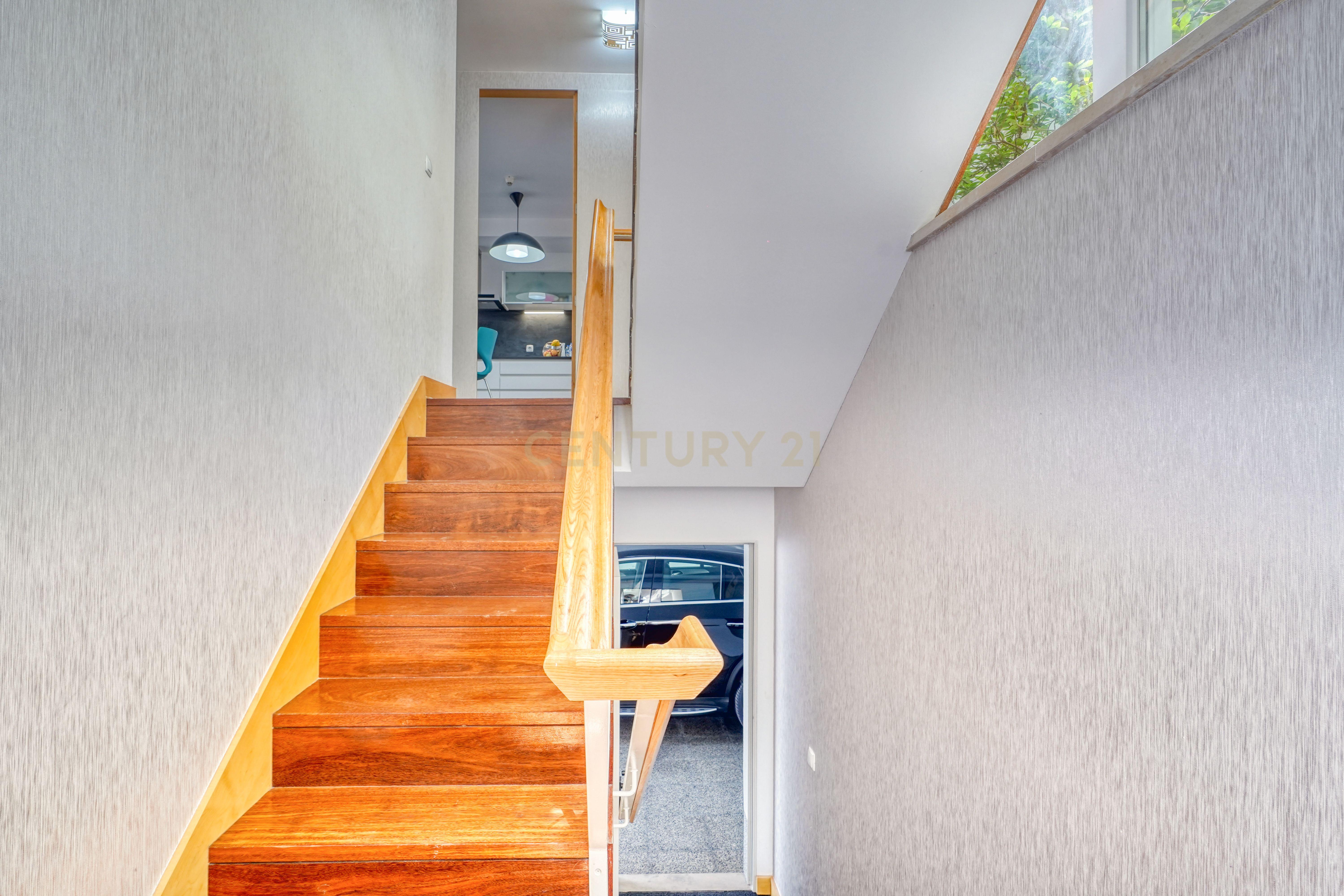 Moradia T4, a 5 minutos de distância da praia, com piscina, terraço e garagem privada localizada no Jardins da Parede - Image 28