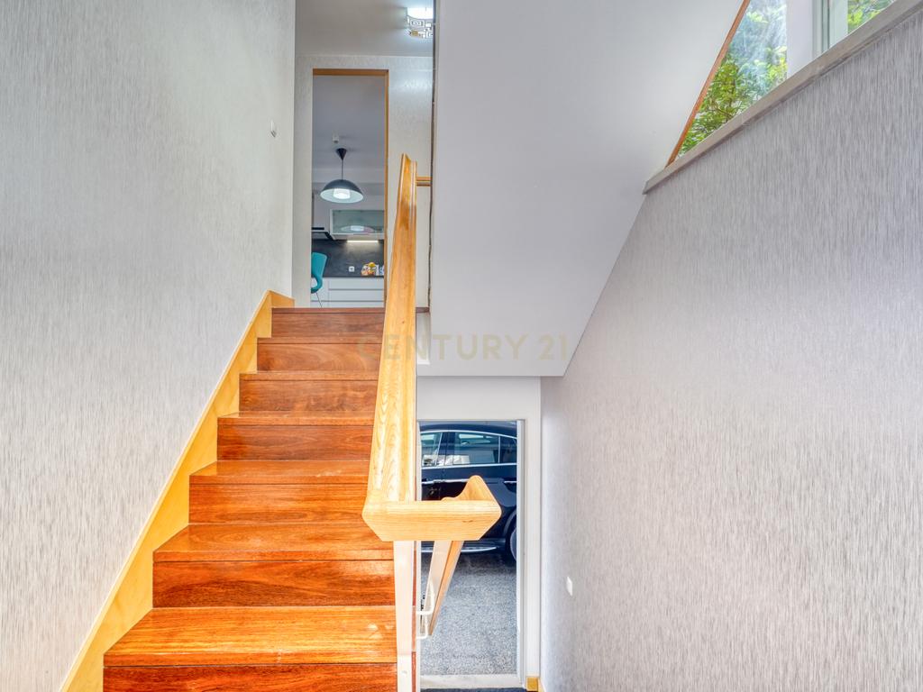 Moradia T4, a 5 minutos de distância da praia, com piscina, terraço e garagem privada  localizada no Jardins da Parede - Image 28