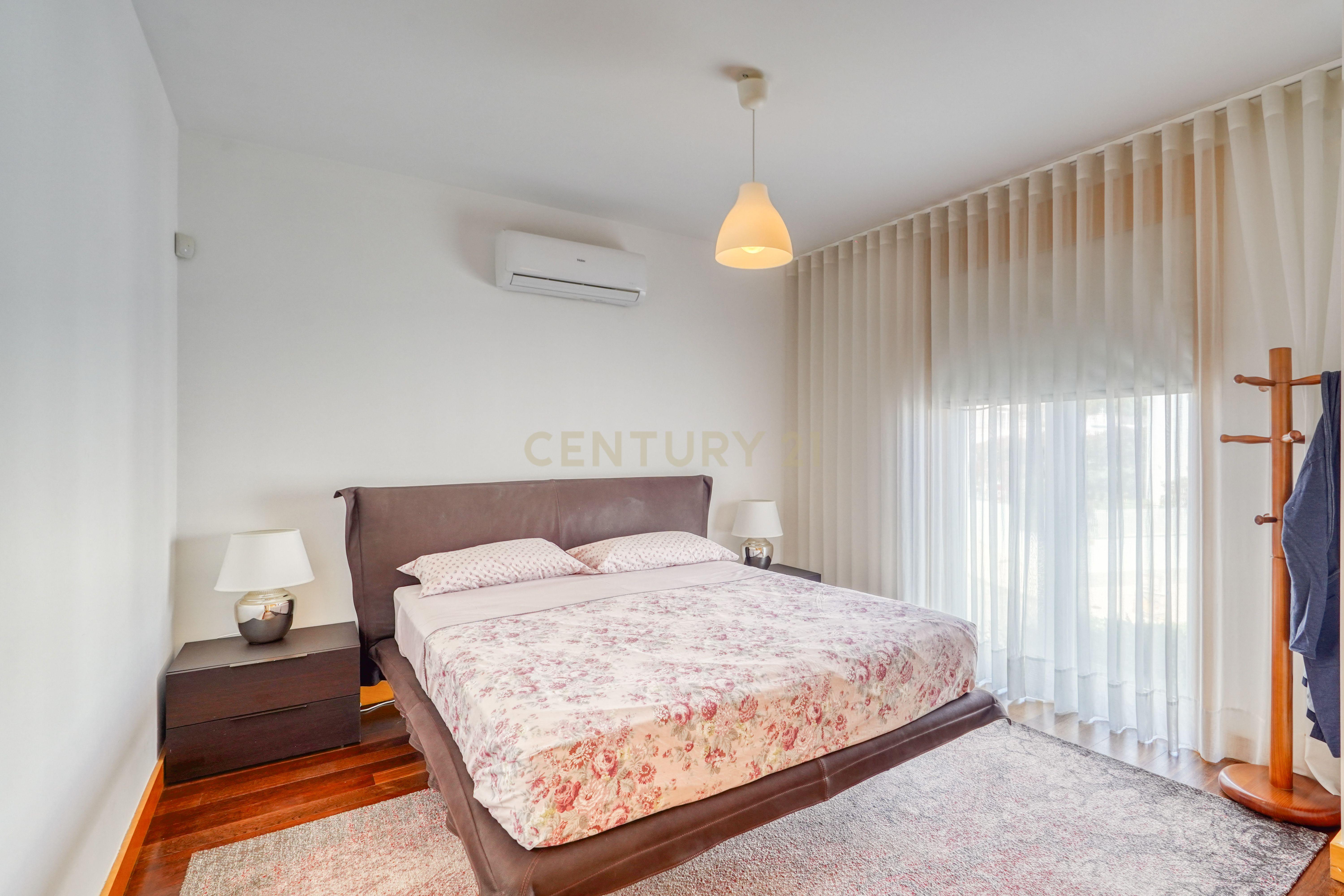 Moradia T4, a 5 minutos de distância da praia, com piscina, terraço e garagem privada localizada no Jardins da Parede - Image 22