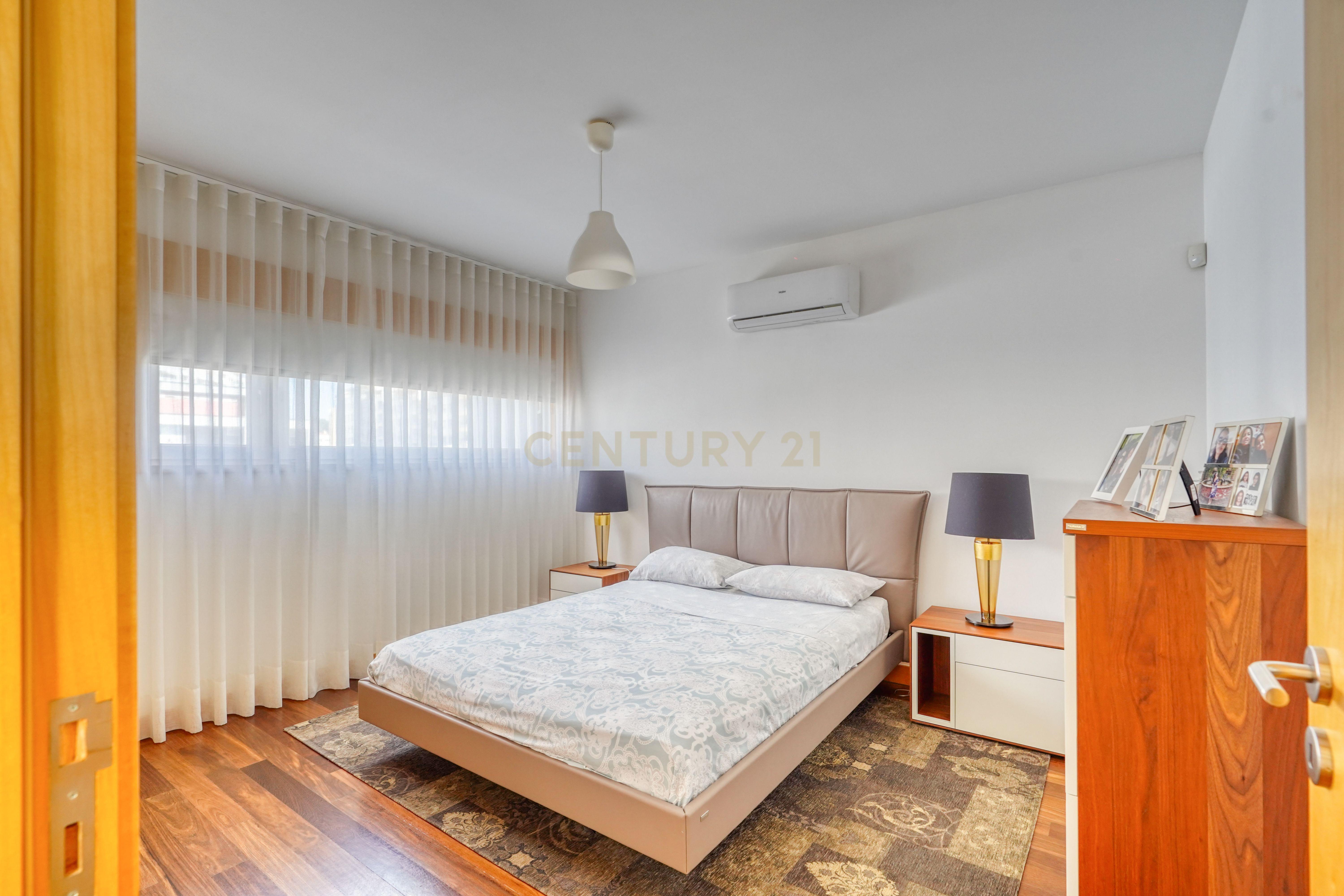 Moradia T4, a 5 minutos de distância da praia, com piscina, terraço e garagem privada localizada no Jardins da Parede - Image 21