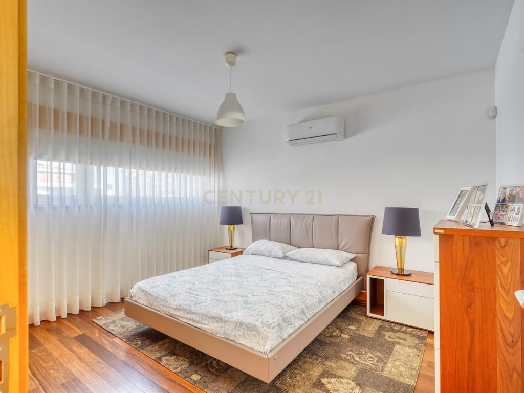 Moradia T4, a 5 minutos de distância da praia, com piscina, terraço e garagem privada  localizada no Jardins da Parede - Image 21