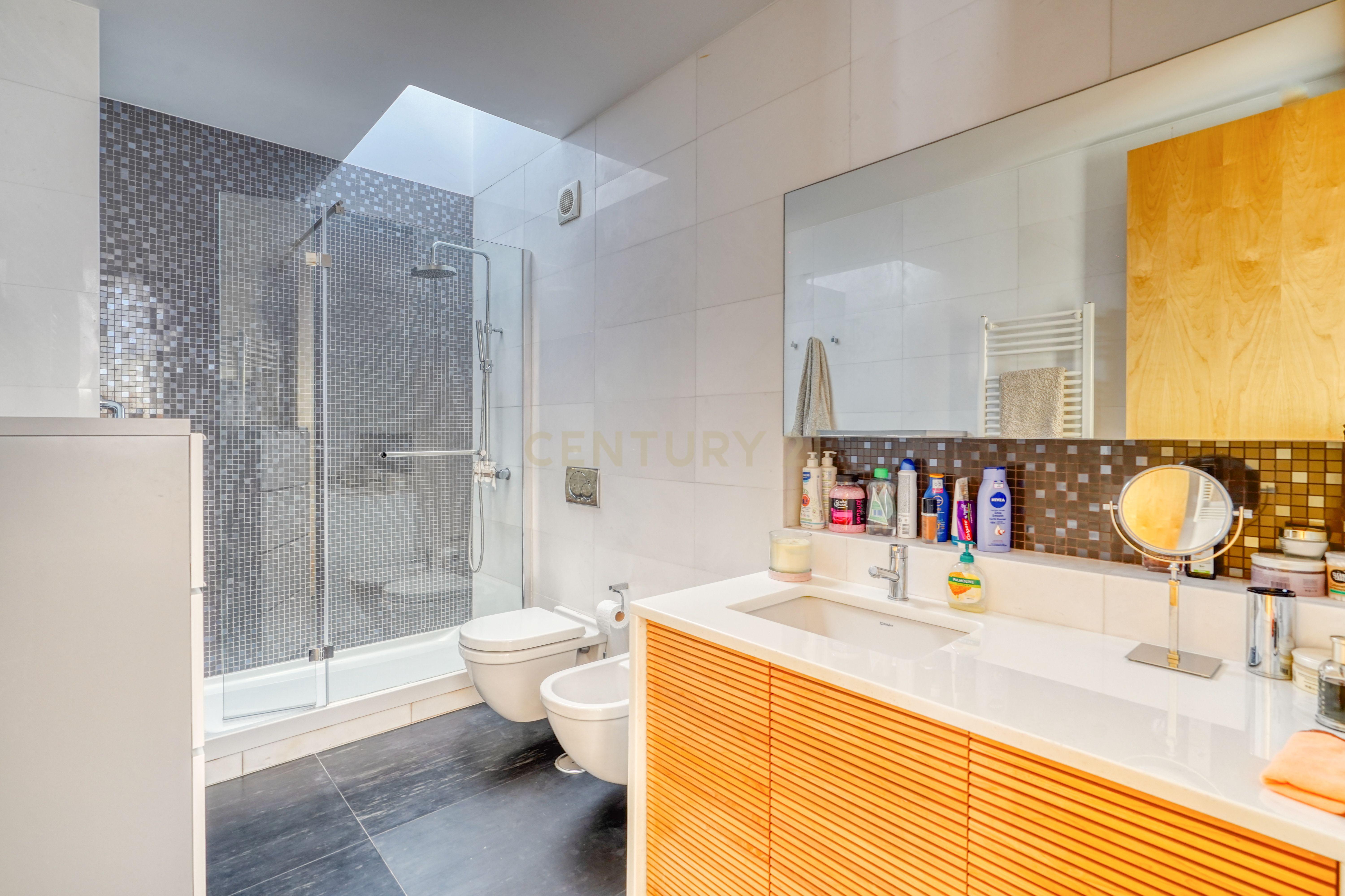 Moradia T4, a 5 minutos de distância da praia, com piscina, terraço e garagem privada localizada no Jardins da Parede - Image 20