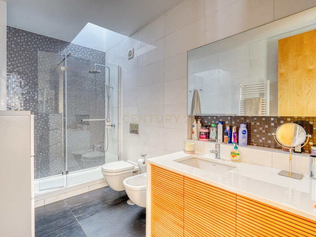 Moradia T4, a 5 minutos de distância da praia, com piscina, terraço e garagem privada  localizada no Jardins da Parede - Image 20