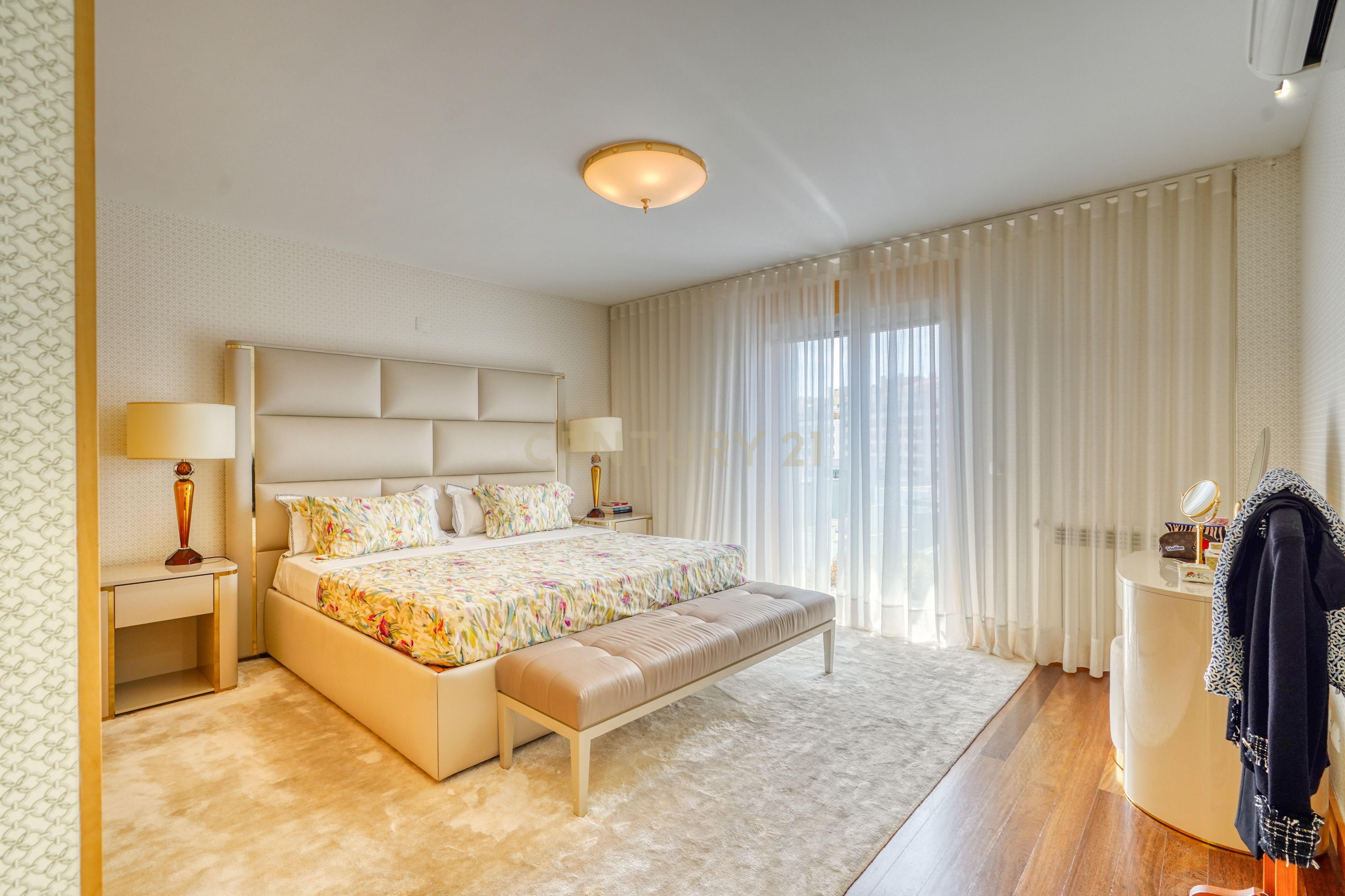 Moradia T4, a 5 minutos de distância da praia, com piscina, terraço e garagem privada localizada no Jardins da Parede - Image 16