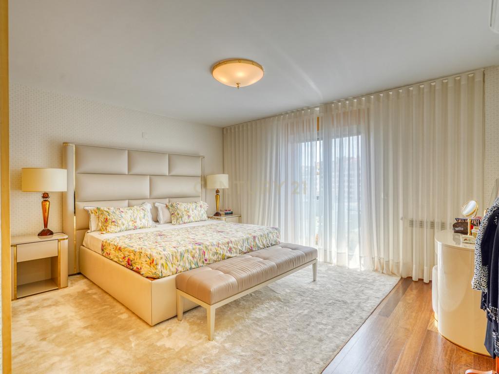 Moradia T4, a 5 minutos de distância da praia, com piscina, terraço e garagem privada  localizada no Jardins da Parede - Image 16