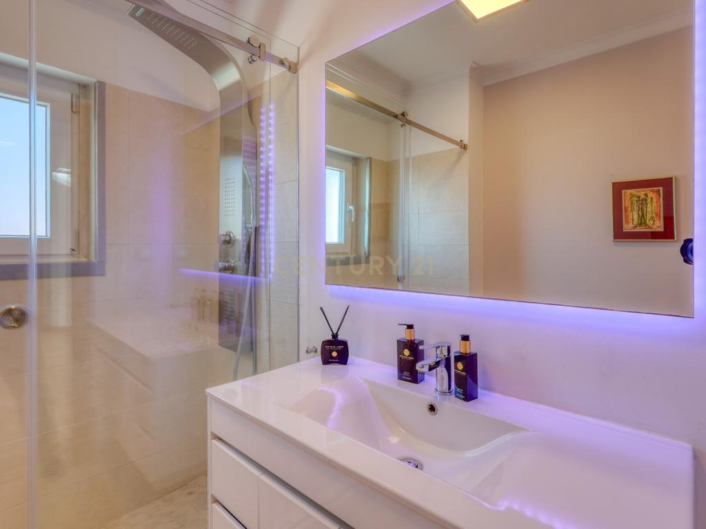 Deslumbrante Apartamento T4 Duplex com Vista Golfe para Venda no Estoril - Image 16