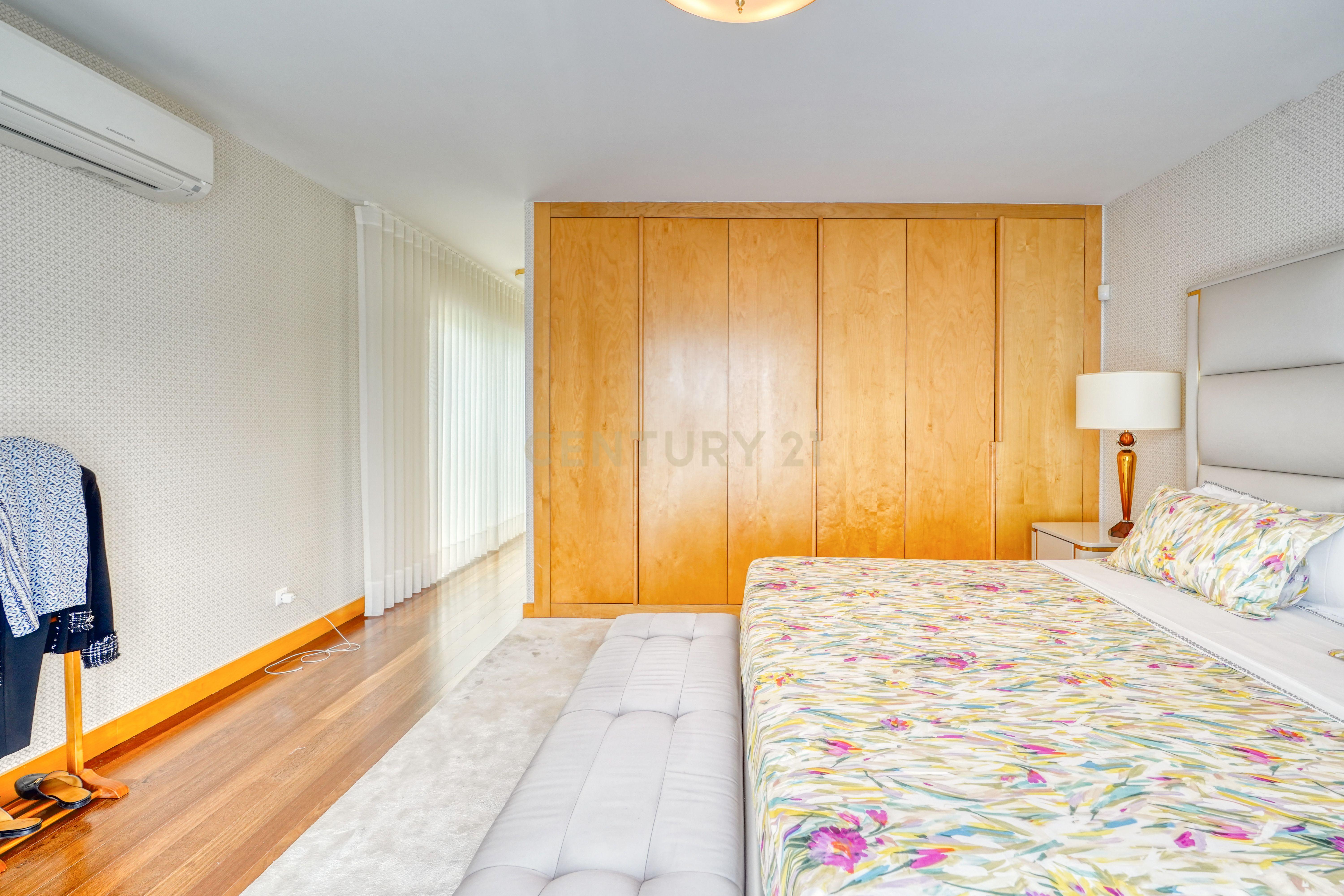 Moradia T4, a 5 minutos de distância da praia, com piscina, terraço e garagem privada localizada no Jardins da Parede - Image 18