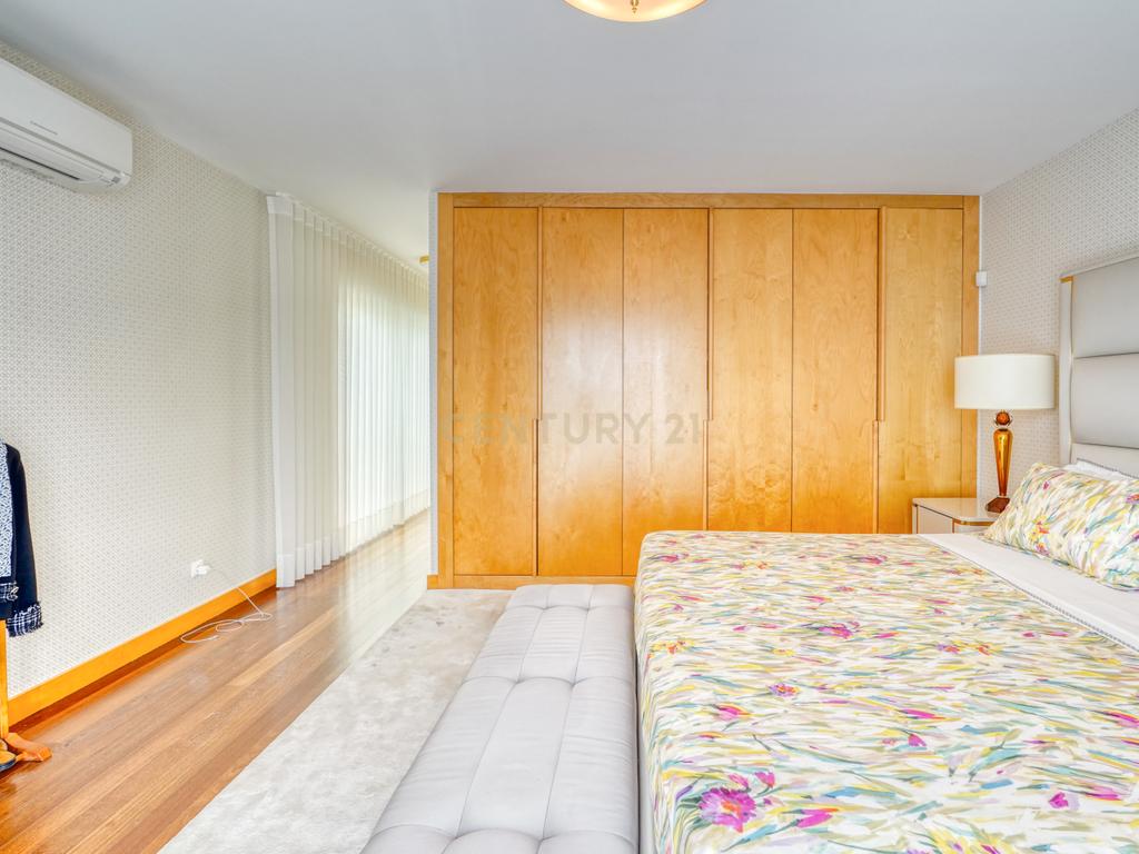 Moradia T4, a 5 minutos de distância da praia, com piscina, terraço e garagem privada  localizada no Jardins da Parede - Image 18