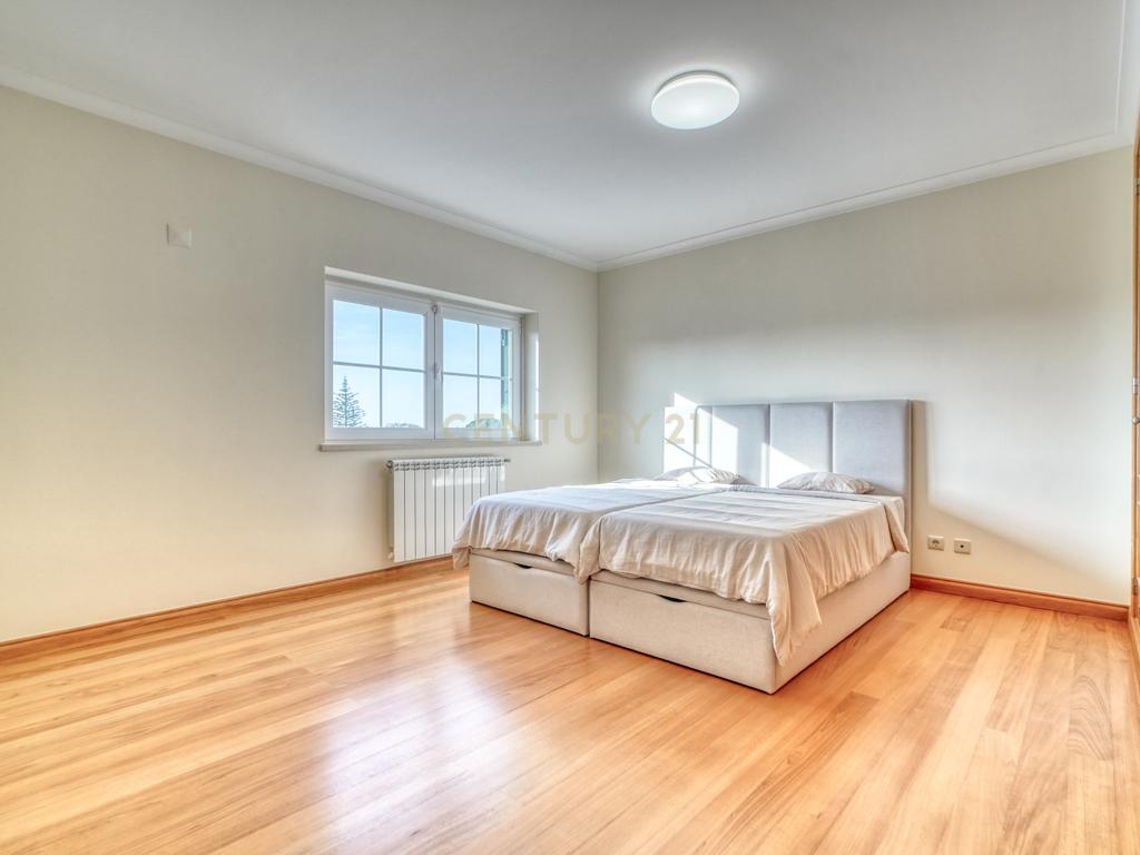 Moradia isolada na Areia , com 627 m2 de área total, piscina e jardim. - Image 12