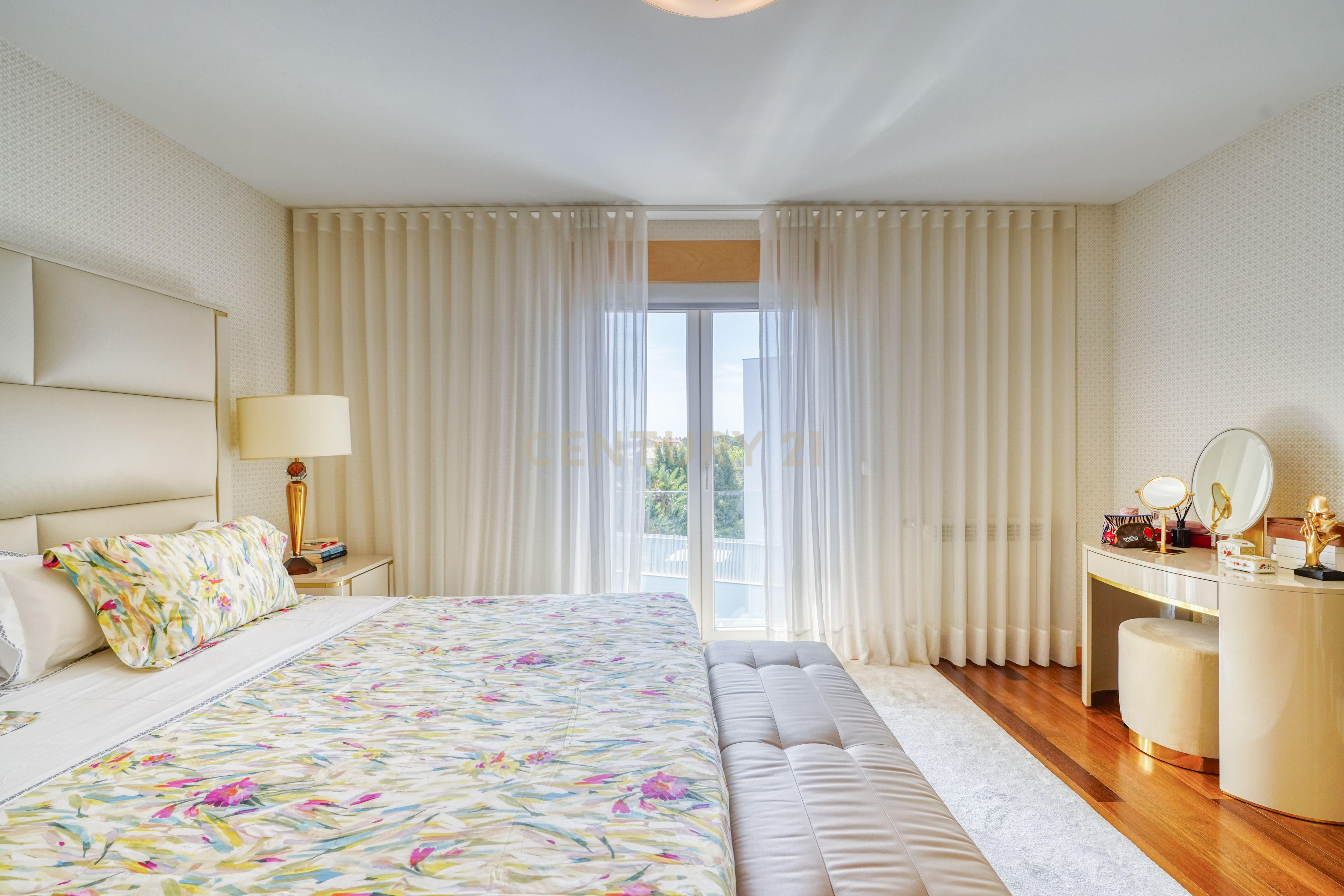 Moradia T4, a 5 minutos de distância da praia, com piscina, terraço e garagem privada localizada no Jardins da Parede - Image 17
