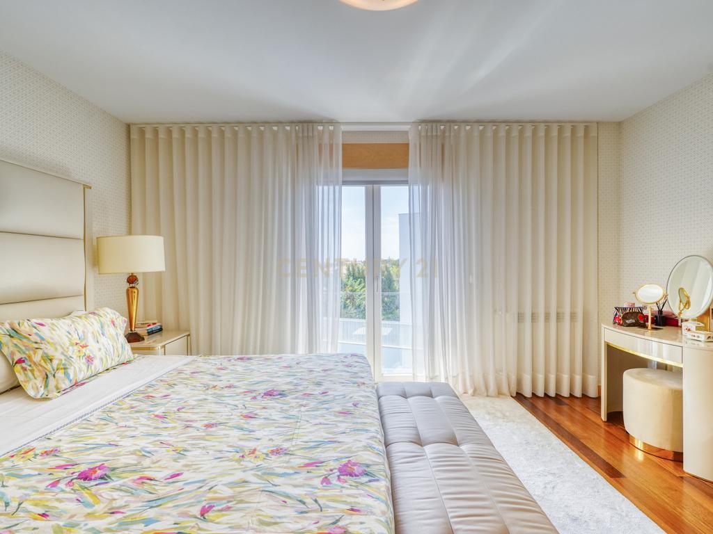Moradia T4, a 5 minutos de distância da praia, com piscina, terraço e garagem privada  localizada no Jardins da Parede - Image 17