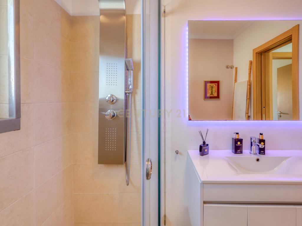 Deslumbrante Apartamento T4 Duplex com Vista Golfe para Venda no Estoril - Image 19
