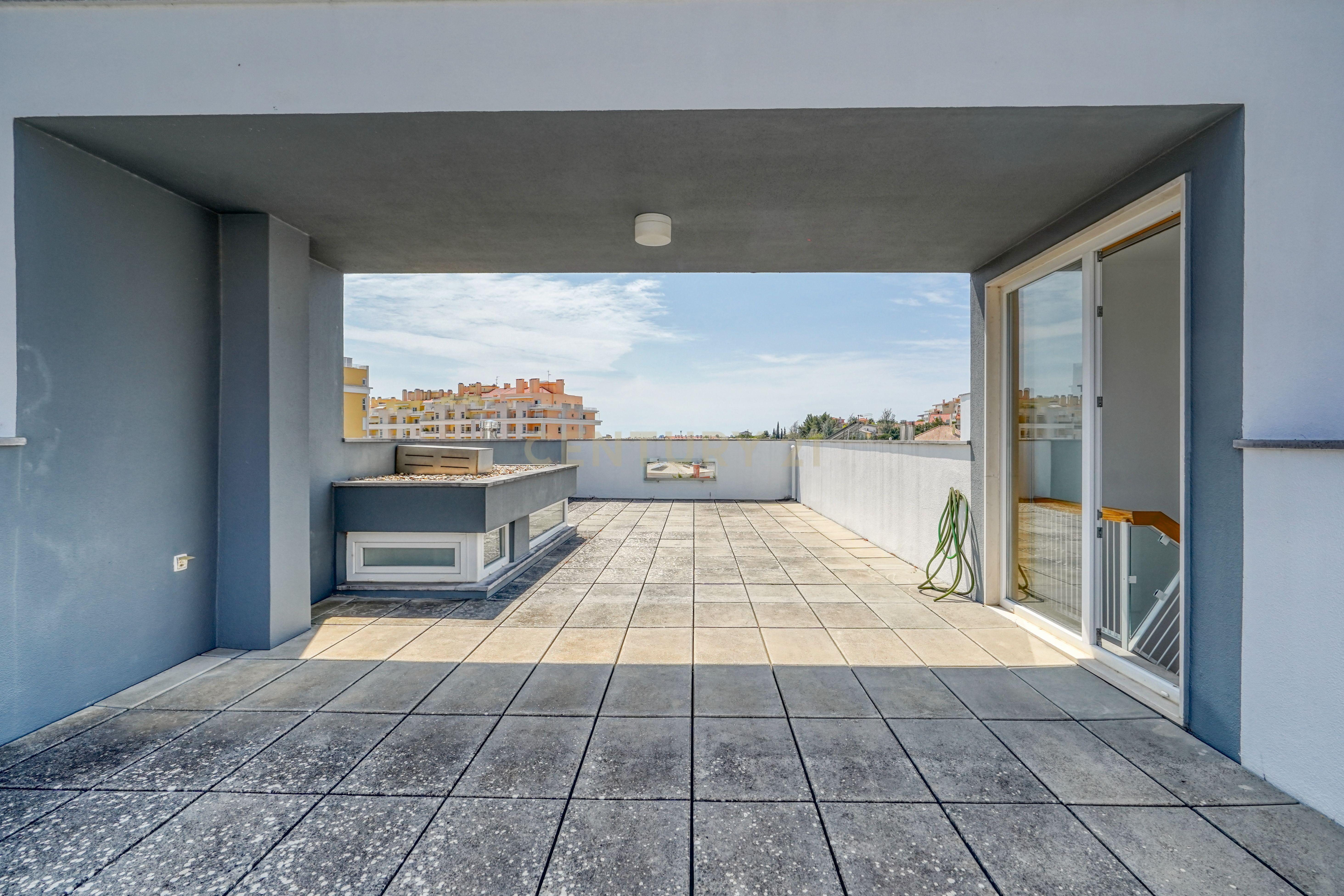 Moradia T4, a 5 minutos de distância da praia, com piscina, terraço e garagem privada localizada no Jardins da Parede - Image 26