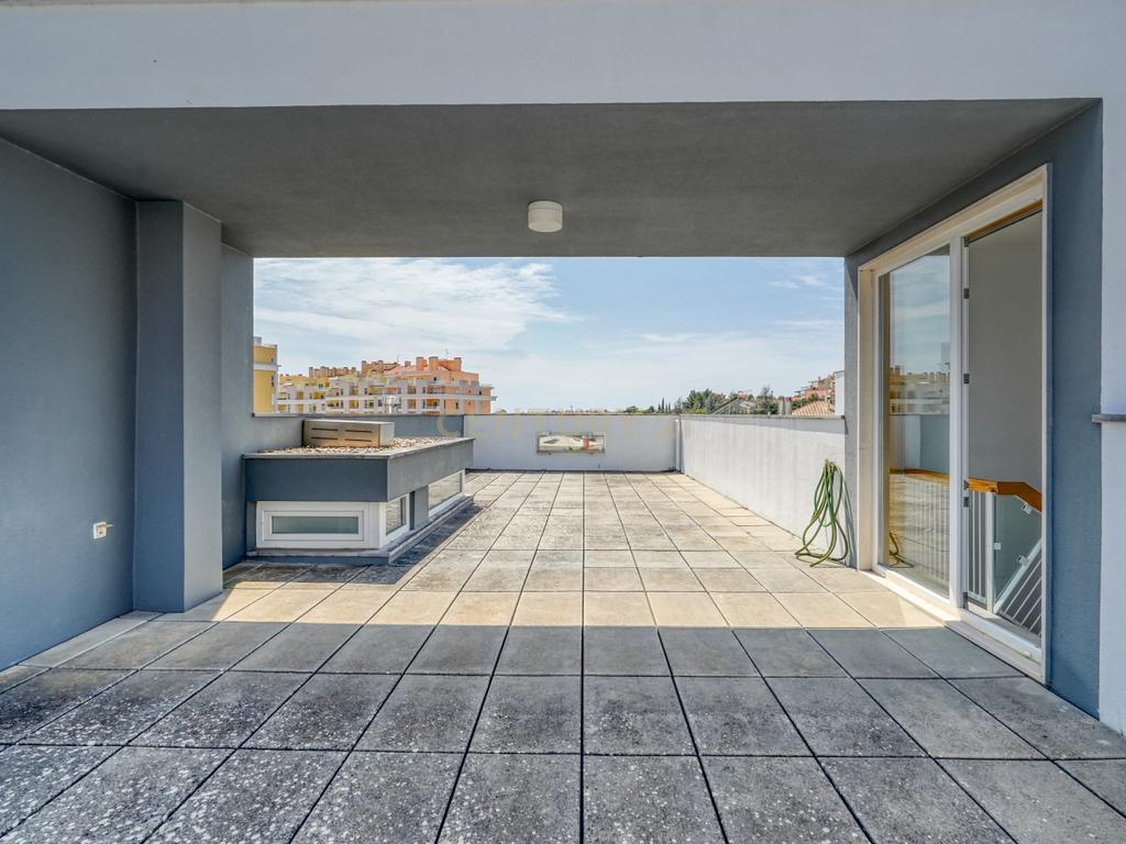 Arrendamento de moradia de charme nos Jardins da Parede com garagem, piscina e terraço - Image 36
