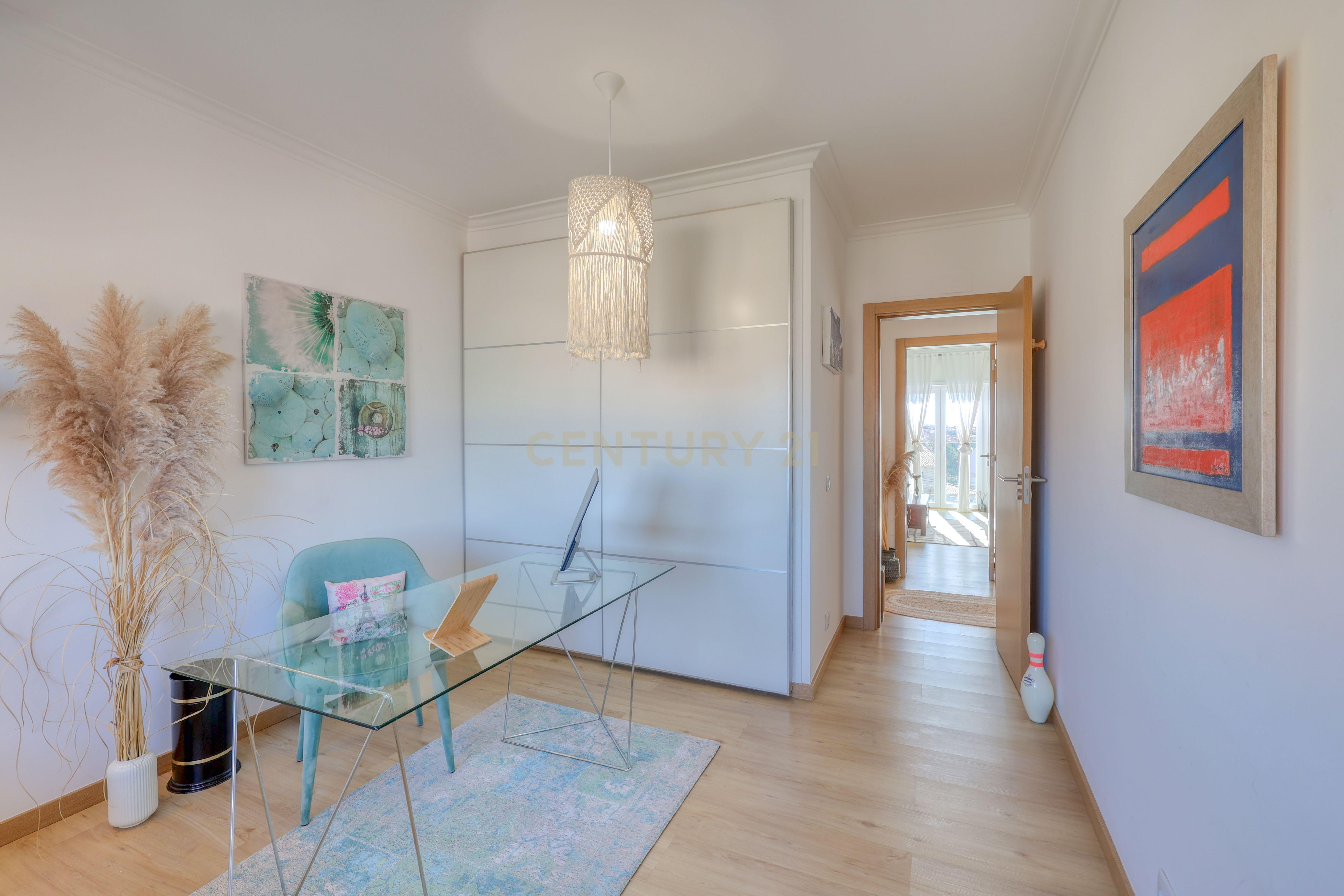 Deslumbrante Apartamento T4 Duplex com Vista Golfe para Venda no Estoril - Image 17
