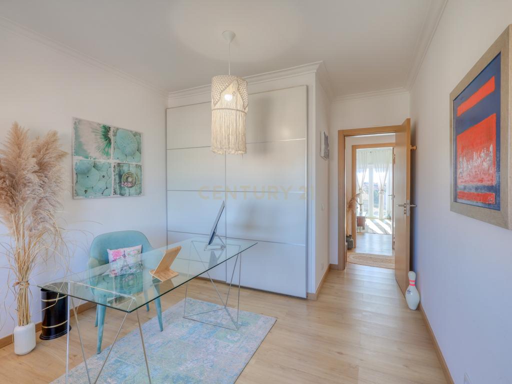 Deslumbrante Apartamento T4 Duplex com Vista Golfe para Venda no Estoril - Image 17