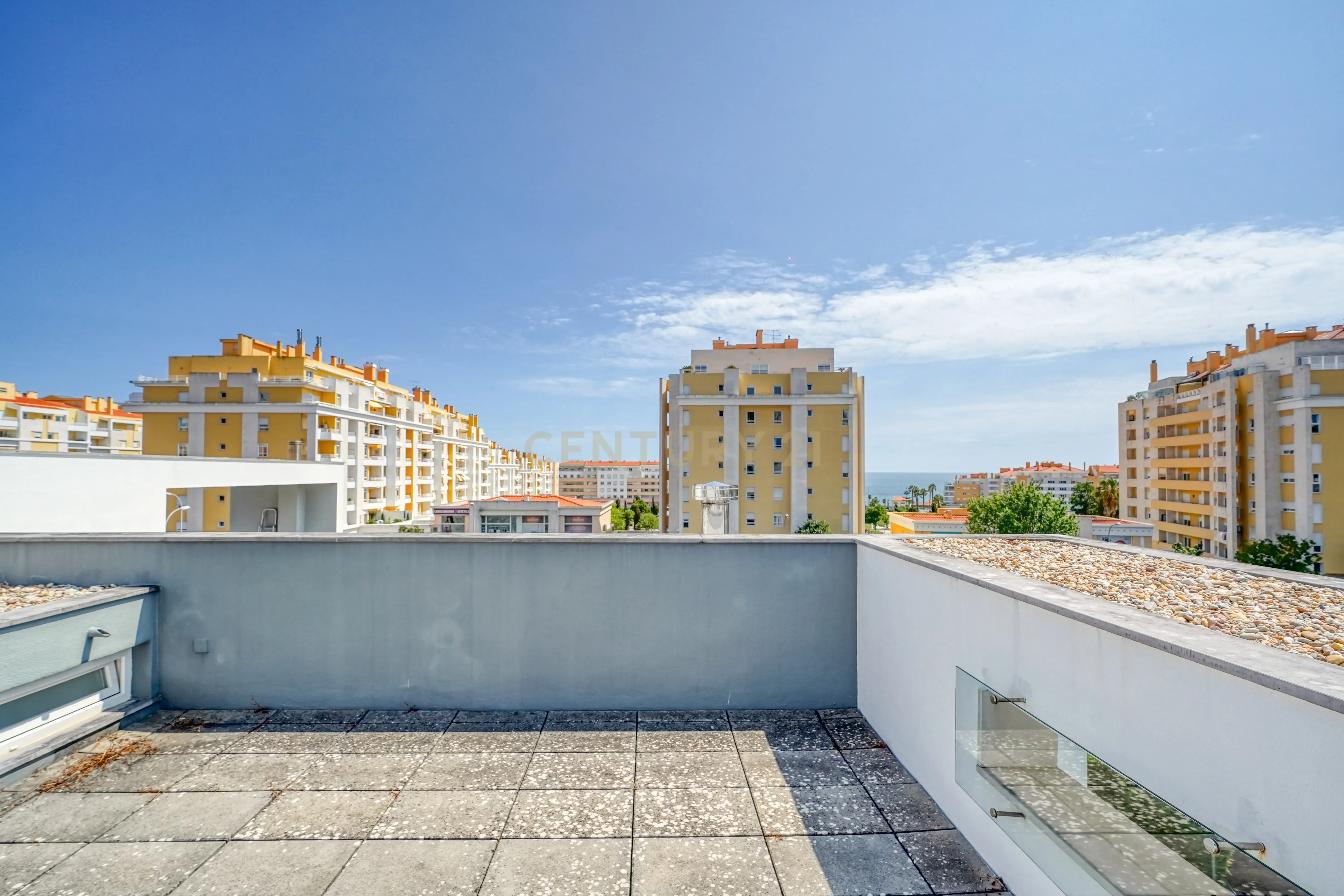 Moradia T4, a 5 minutos de distância da praia, com piscina, terraço e garagem privada localizada no Jardins da Parede - Image 27