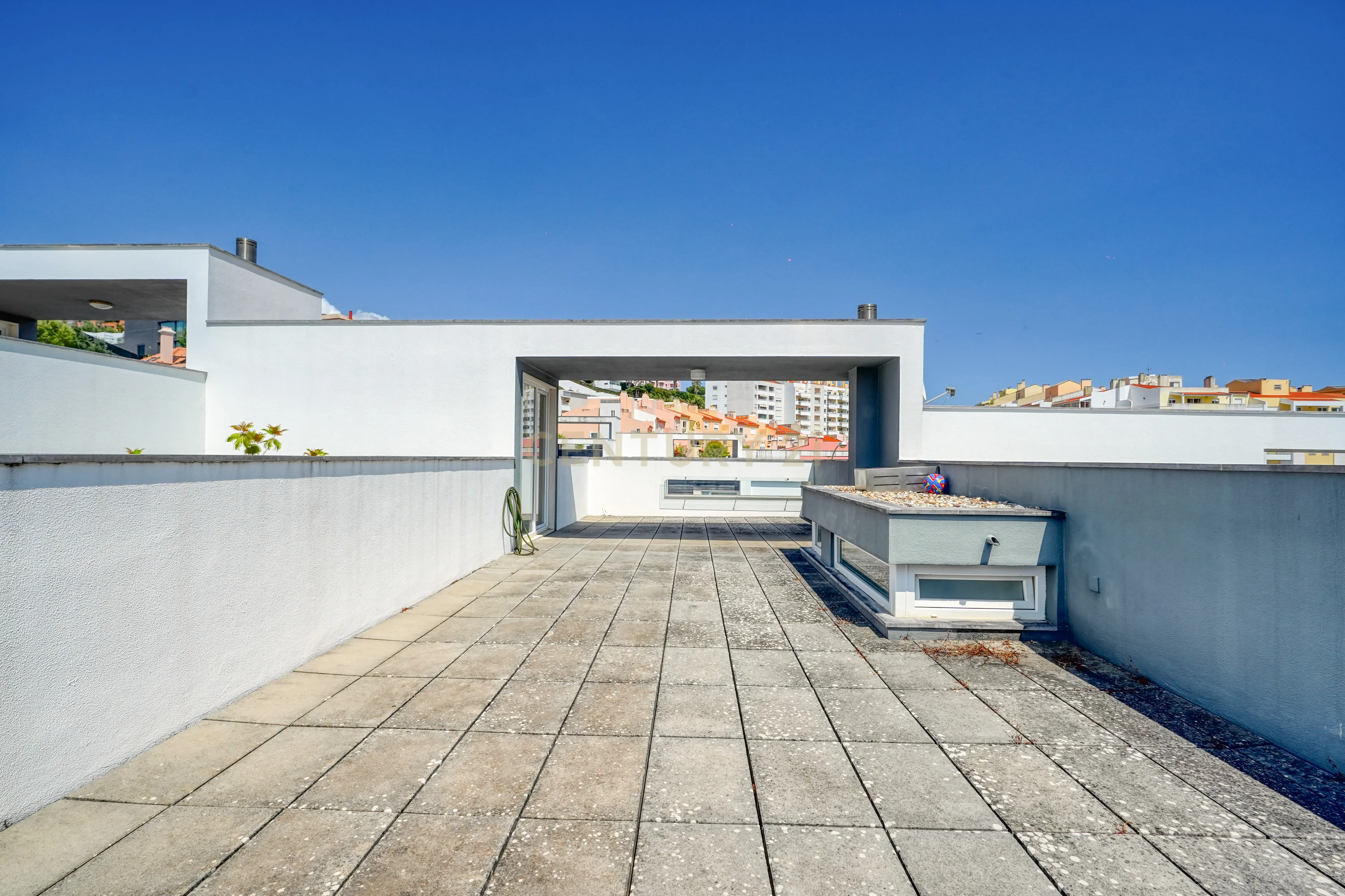 Moradia T4, a 5 minutos de distância da praia, com piscina, terraço e garagem privada localizada no Jardins da Parede - Image 25