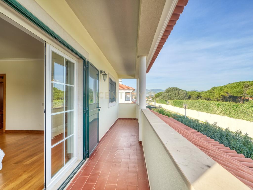 Moradia isolada na Areia , com 627 m2 de área total, piscina e jardim. - Image 11