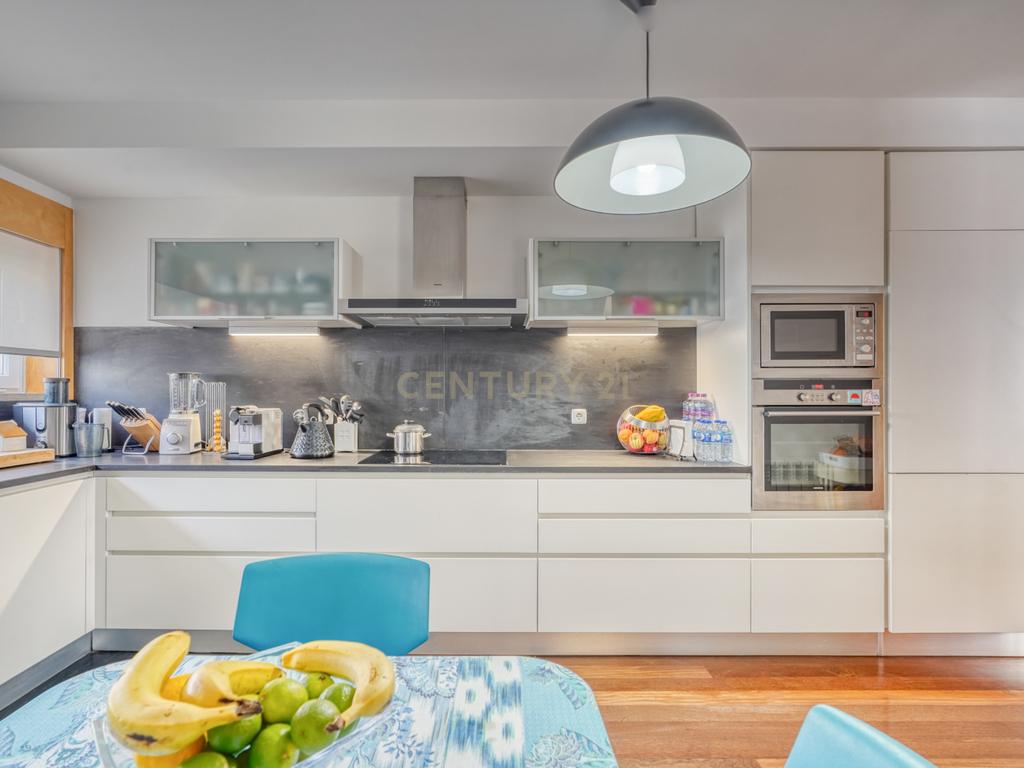 Moradia T4, a 5 minutos de distância da praia, com piscina, terraço e garagem privada  localizada no Jardins da Parede - Image 10