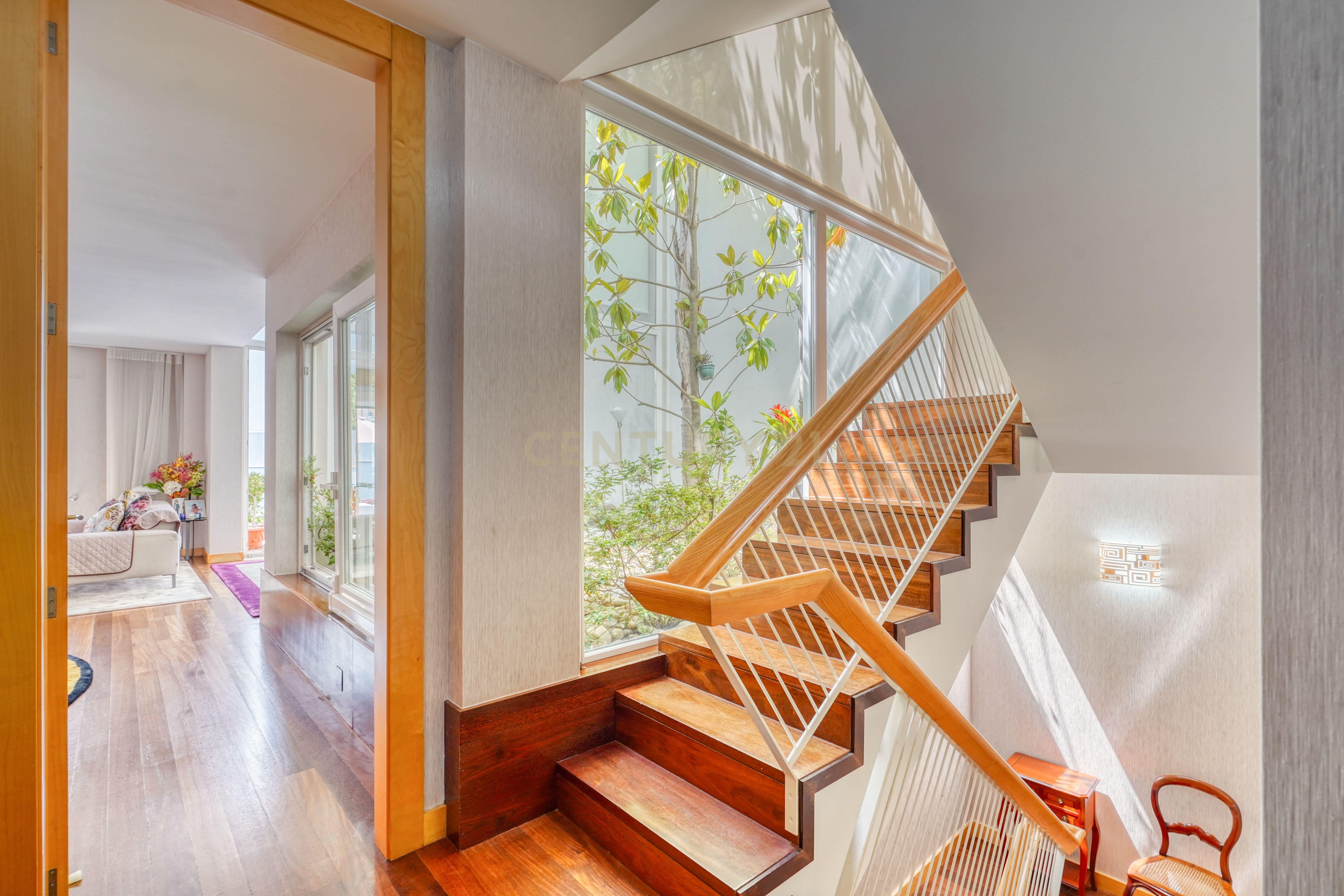 Moradia T4, a 5 minutos de distância da praia, com piscina, terraço e garagem privada localizada no Jardins da Parede - Image 15