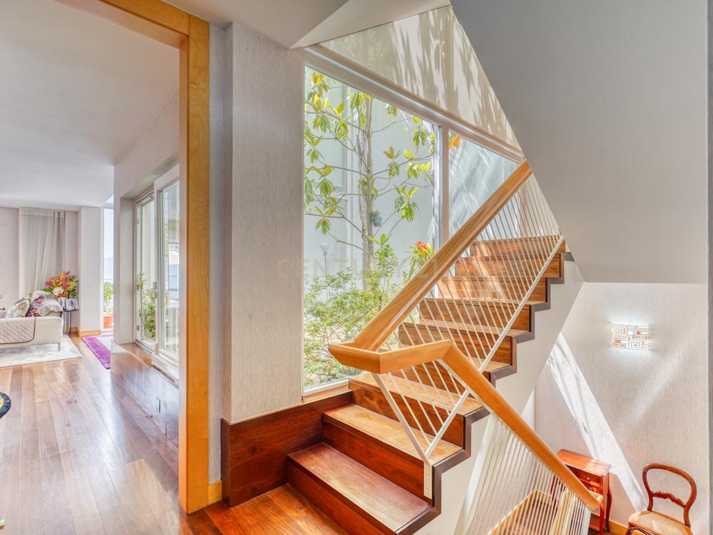 Moradia T4, a 5 minutos de distância da praia, com piscina, terraço e garagem privada  localizada no Jardins da Parede - Image 15