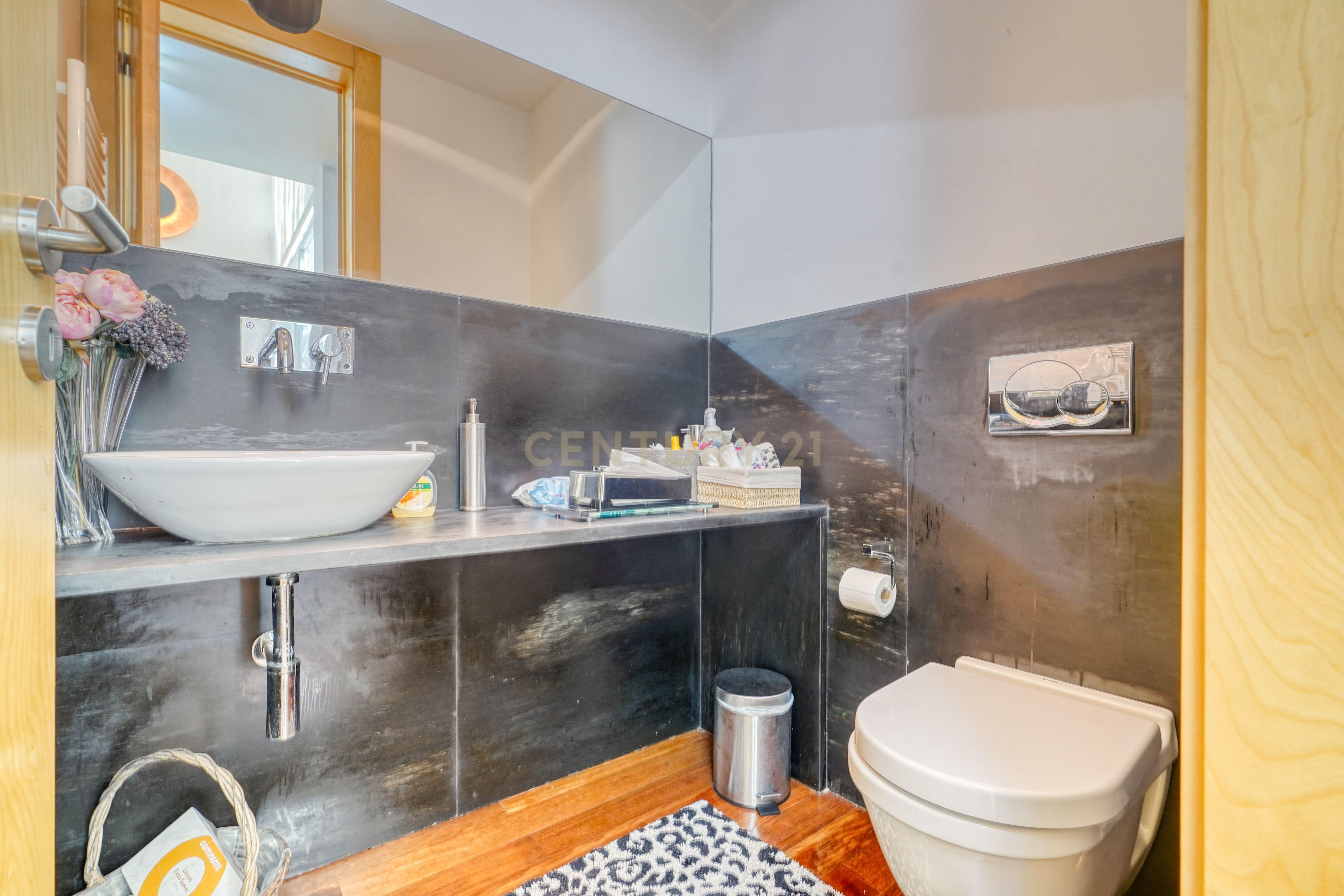 Moradia T4, a 5 minutos de distância da praia, com piscina, terraço e garagem privada localizada no Jardins da Parede - Image 12
