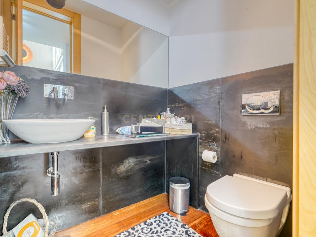 Moradia T4, a 5 minutos de distância da praia, com piscina, terraço e garagem privada  localizada no Jardins da Parede - Image 12