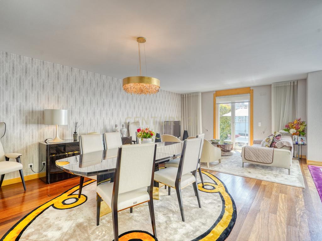Moradia T4, a 5 minutos de distância da praia, com piscina, terraço e garagem privada  localizada no Jardins da Parede - Image 6