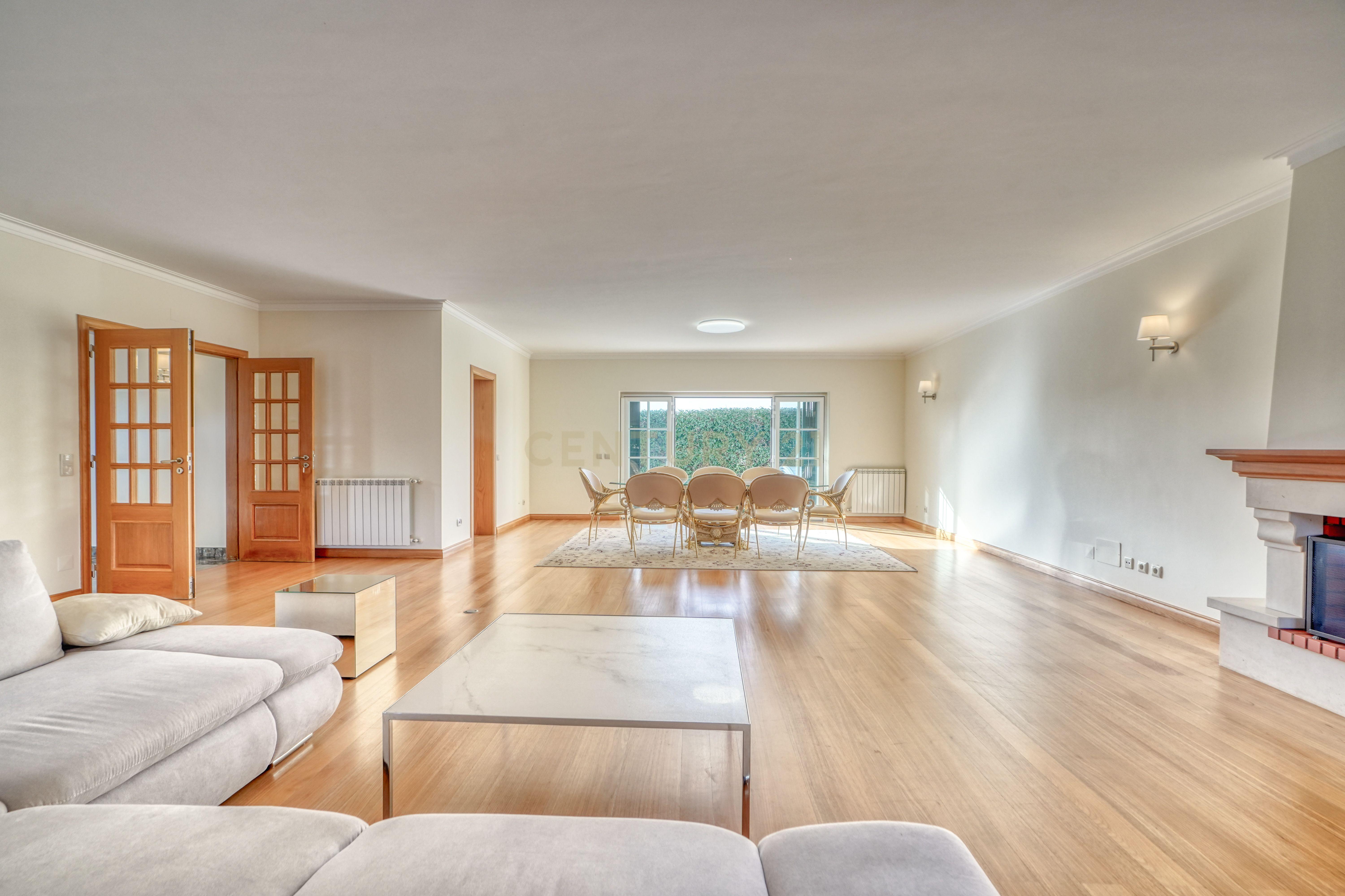 Moradia isolada na Areia , com 627 m2 de área total, piscina e jardim. - Image 3