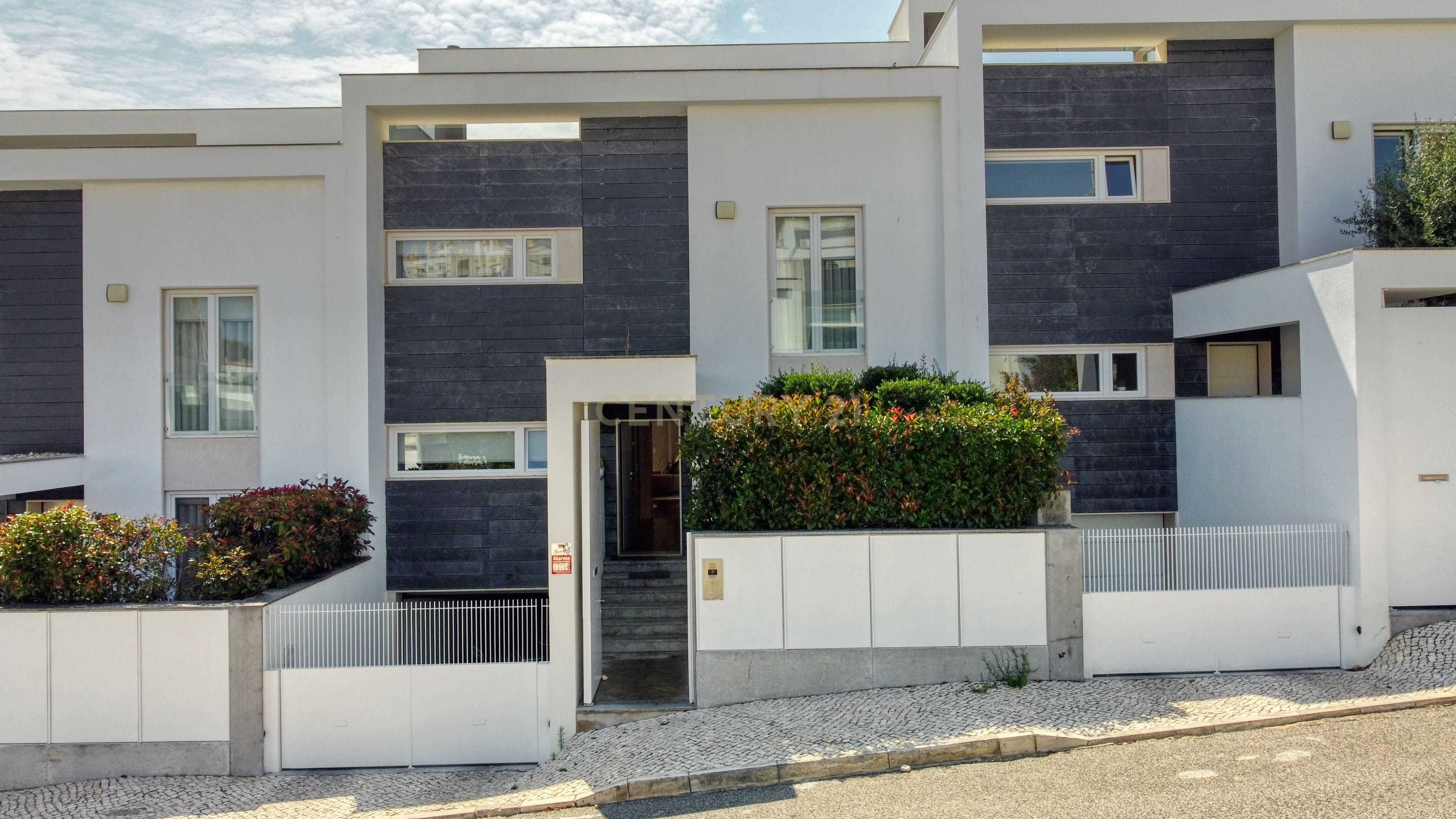 Moradia T4, a 5 minutos de distância da praia, com piscina, terraço e garagem privada localizada no Jardins da Parede - Image 39