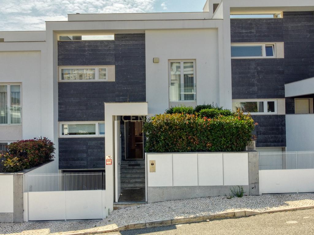 Moradia T4, a 5 minutos de distância da praia, com piscina, terraço e garagem privada  localizada no Jardins da Parede - Image 39