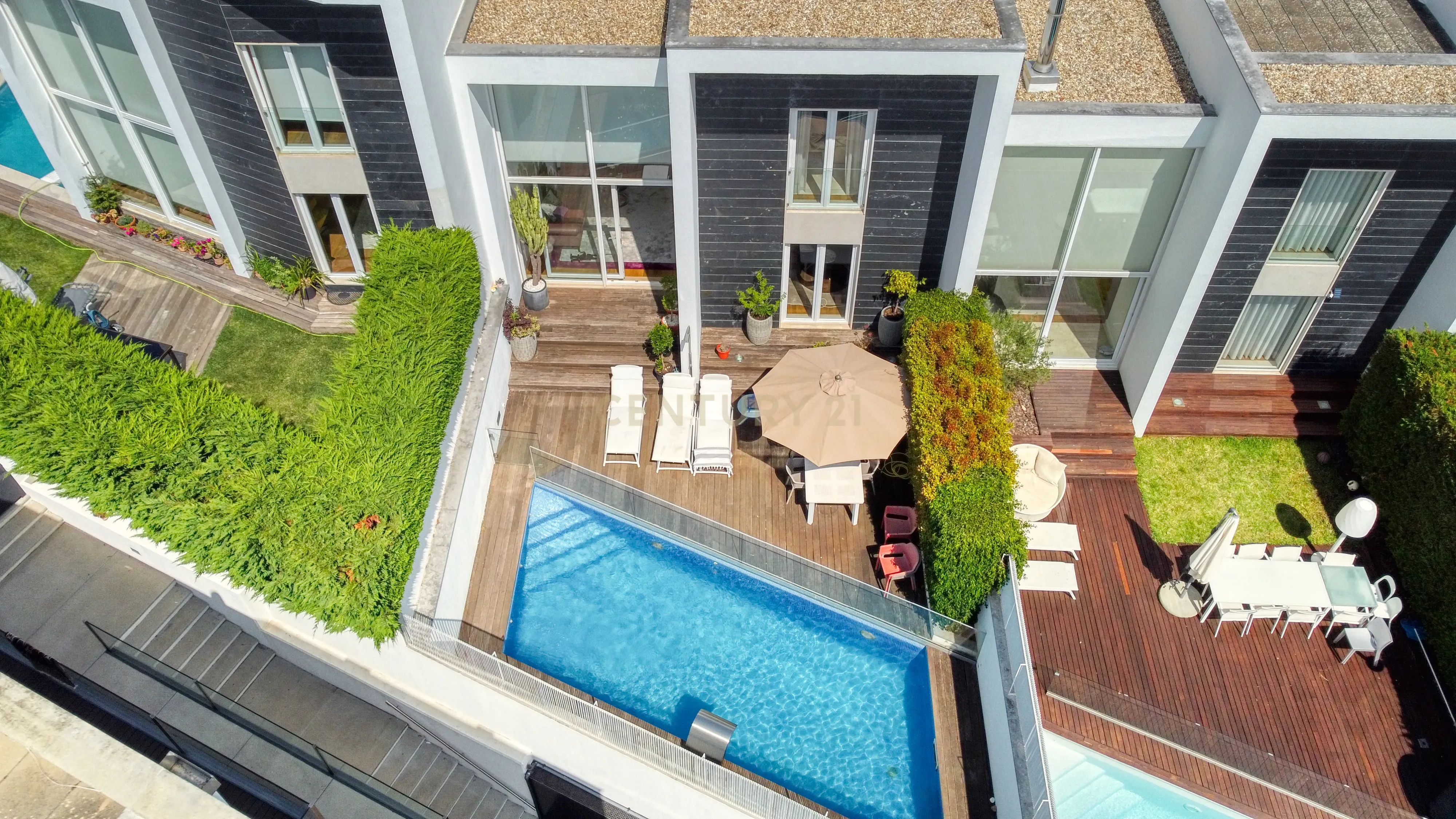 Moradia T4, a 5 minutos de distância da praia, com piscina, terraço e garagem privada localizada no Jardins da Parede - Image 1