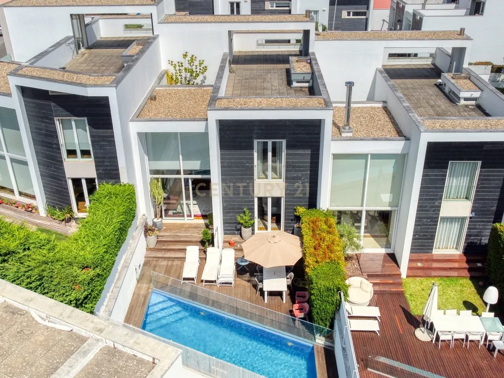 Arrendamento de moradia de charme nos Jardins da Parede com garagem, piscina e terraço - Image 1