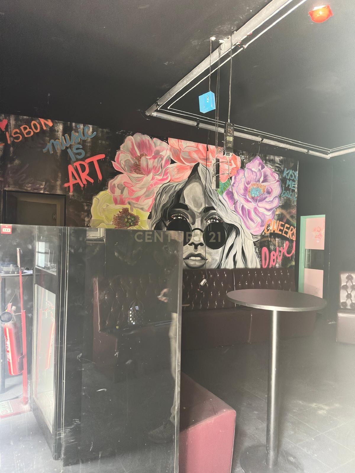 Fotografia 3 de Largo de Santos | Espaço Comercial / Bar / Cafetaria — Sem Trespasse e Pronto a Abrir