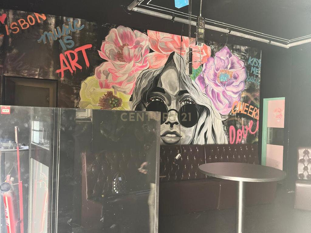 Largo de Santos | Espaço Comercial / Bar / Cafetaria — Sem Trespasse e Pronto a Abrir - Image 3